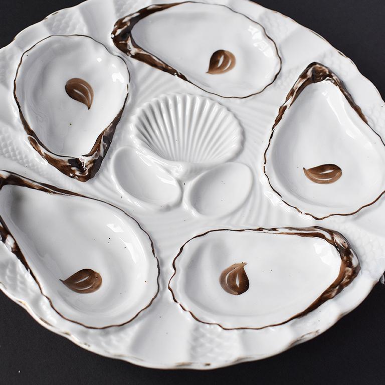 Néoclassique Assiette de service à huîtres en porcelaine blanche:: marron et or:: années 1800:: Allemagne en vente