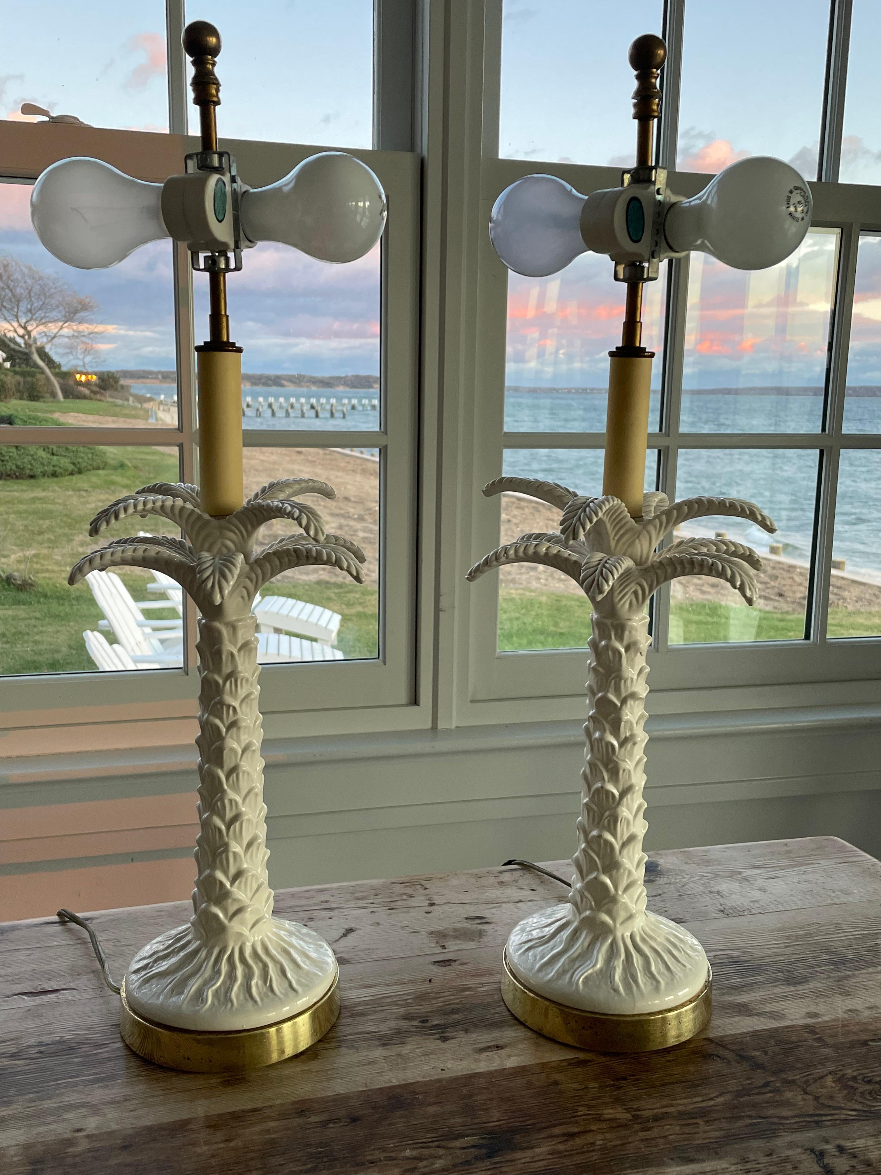 Laiton Lampes de table palmier en porcelaine blanche en vente