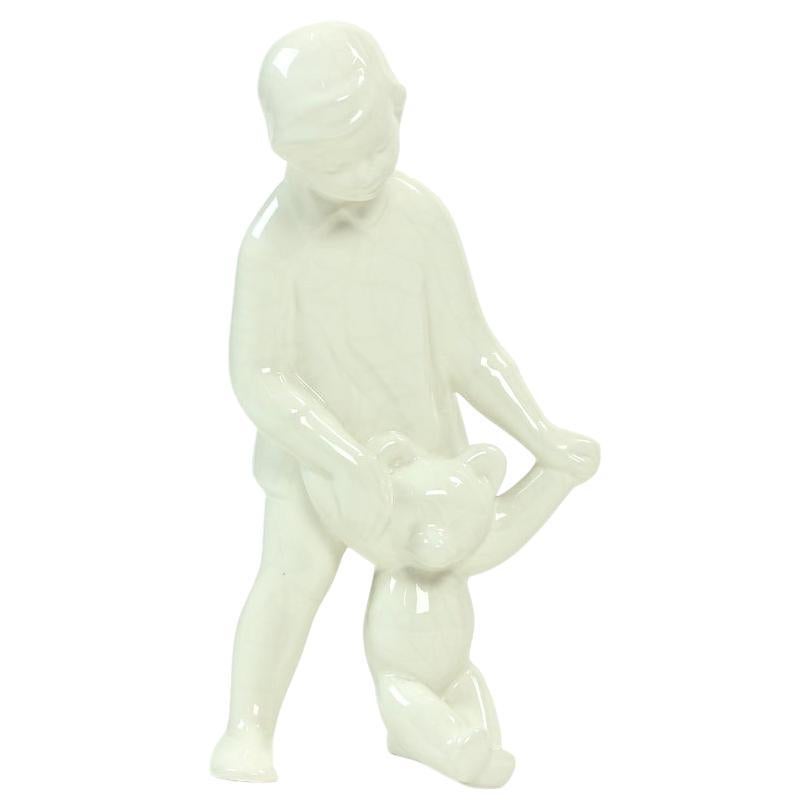 Weiße Porzellanskulptur eines Mädchens mit einem Teddybär aus der Tschechoslowakei im Angebot