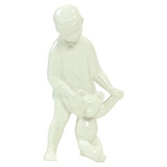 Weiße Porzellanskulptur eines Mädchens mit einem Teddybär aus der Tschechoslowakei