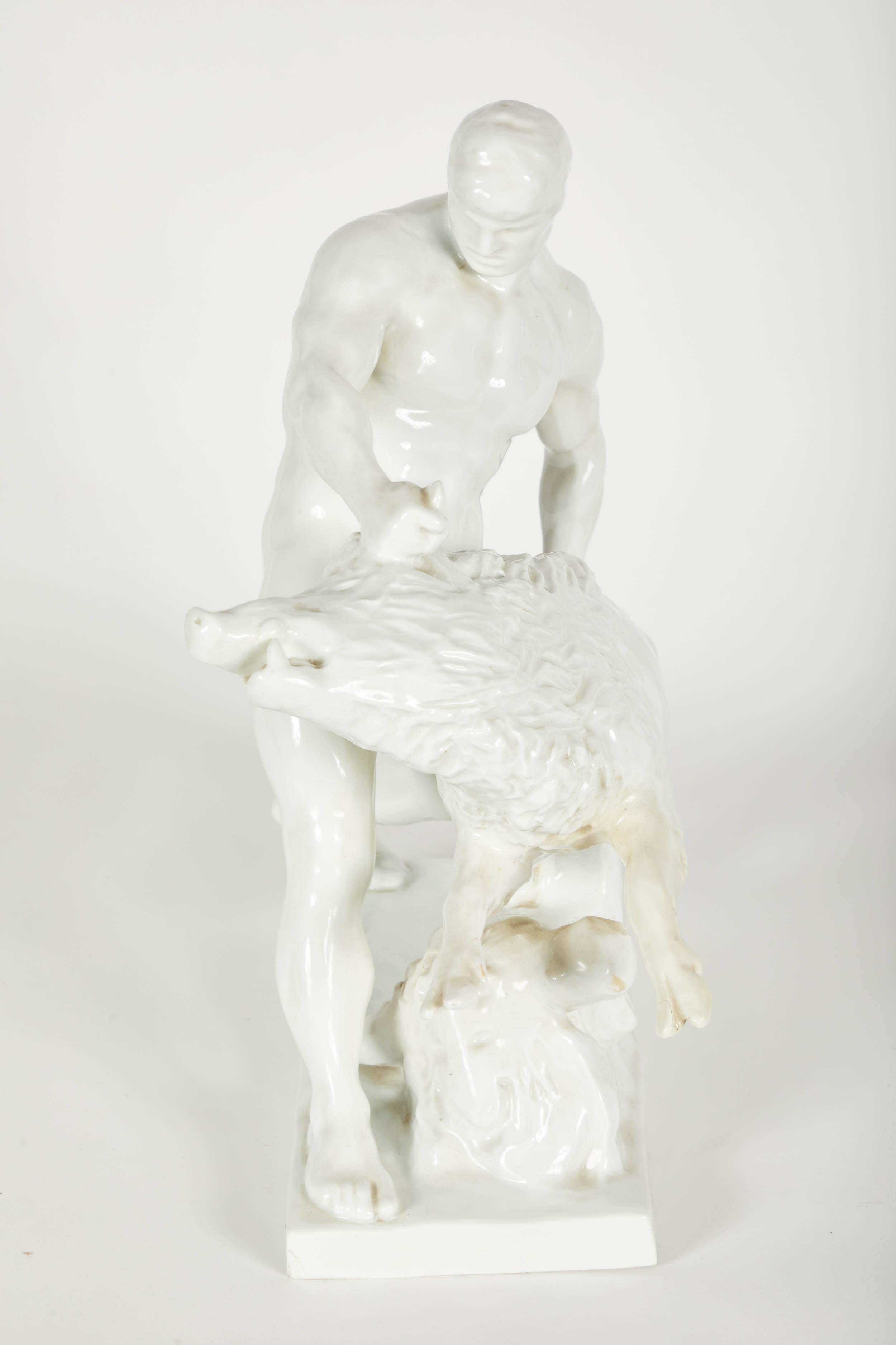 Weiße Porzellanskulptur eines Mannes, der mit einem Wildschwein ringt.