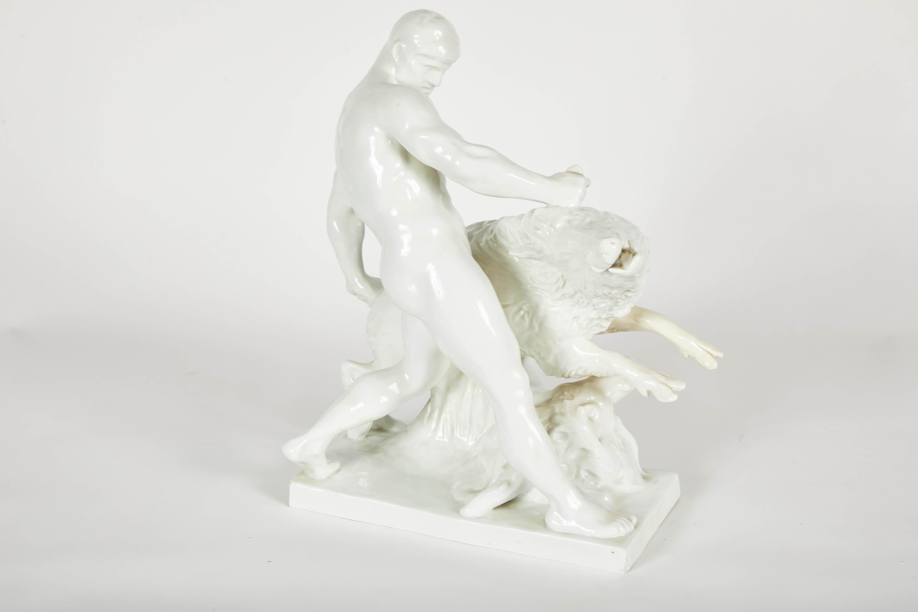 Weiße Porzellan-Skulptur eines mit einem Wildschwein ringenden Mannes (Europäisch) im Angebot