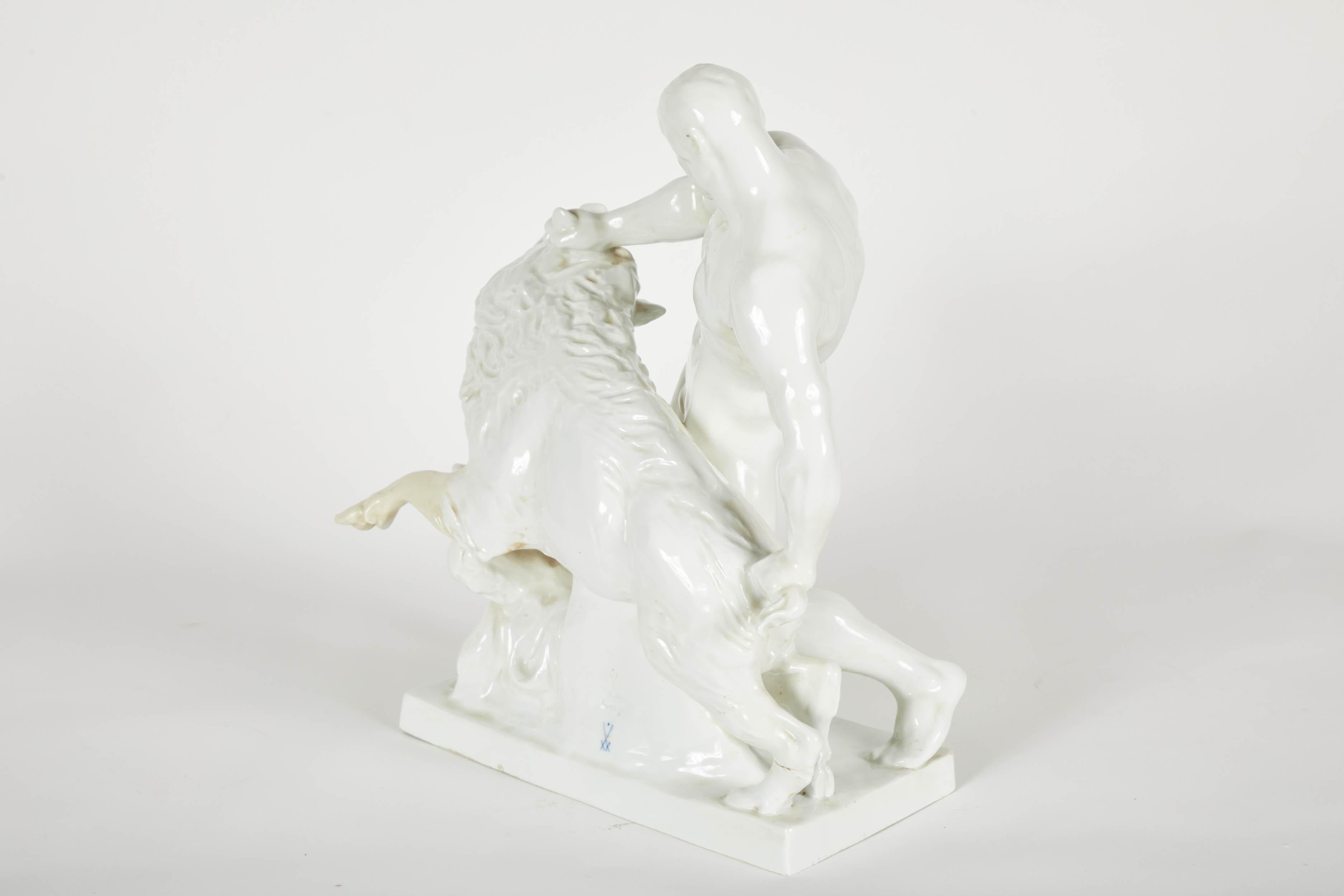 Weiße Porzellan-Skulptur eines mit einem Wildschwein ringenden Mannes (19. Jahrhundert) im Angebot