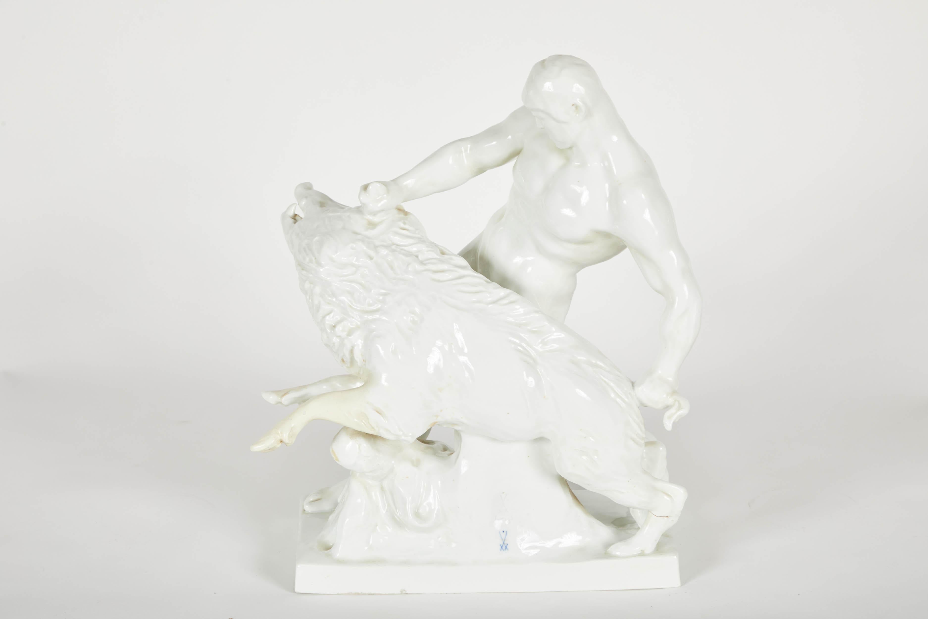 Weiße Porzellan-Skulptur eines mit einem Wildschwein ringenden Mannes im Angebot 1