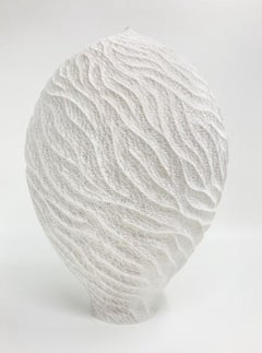 Sculpture en porcelaine blanche aux crêtes ondulées par Lee Jong Min