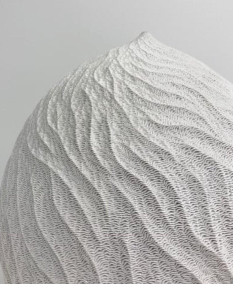 Coreano Scultura in porcellana bianca con creste ondulate di Lee Jong Min in vendita