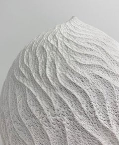 Escultura de porcelana blanca con crestas onduladas de Lee Jong Min