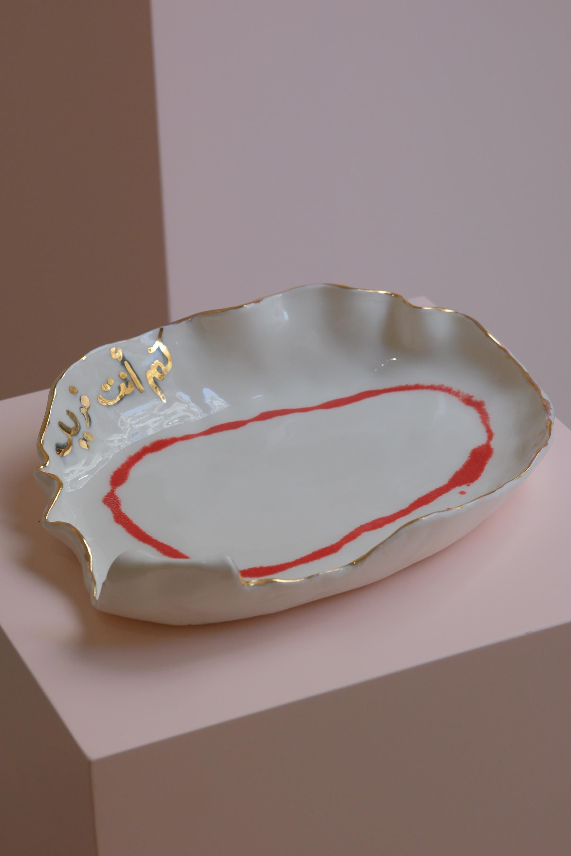 Moderne Plat de service en porcelaine blanche avec calligraphie de Hania Jneid en vente