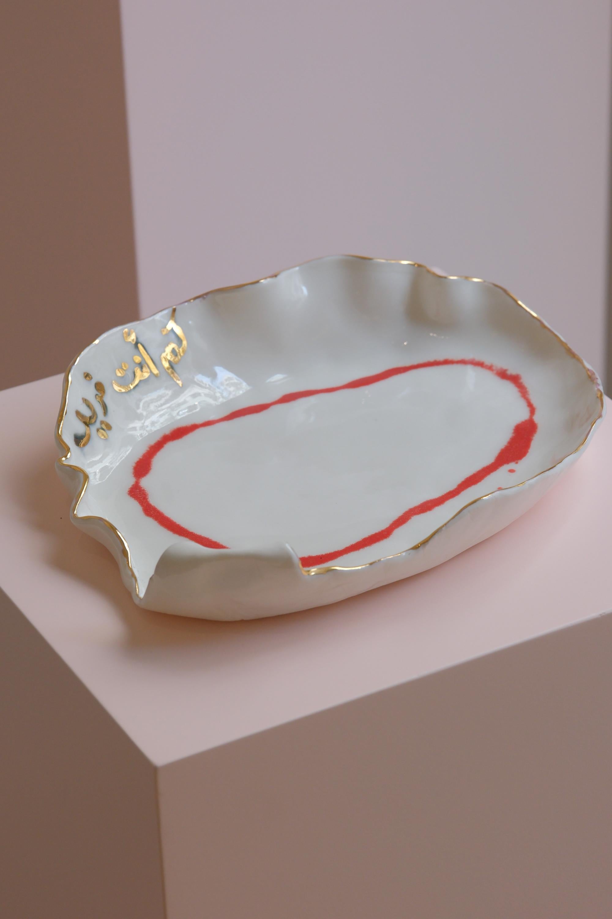 Fait main Plat de service en porcelaine blanche avec calligraphie de Hania Jneid en vente