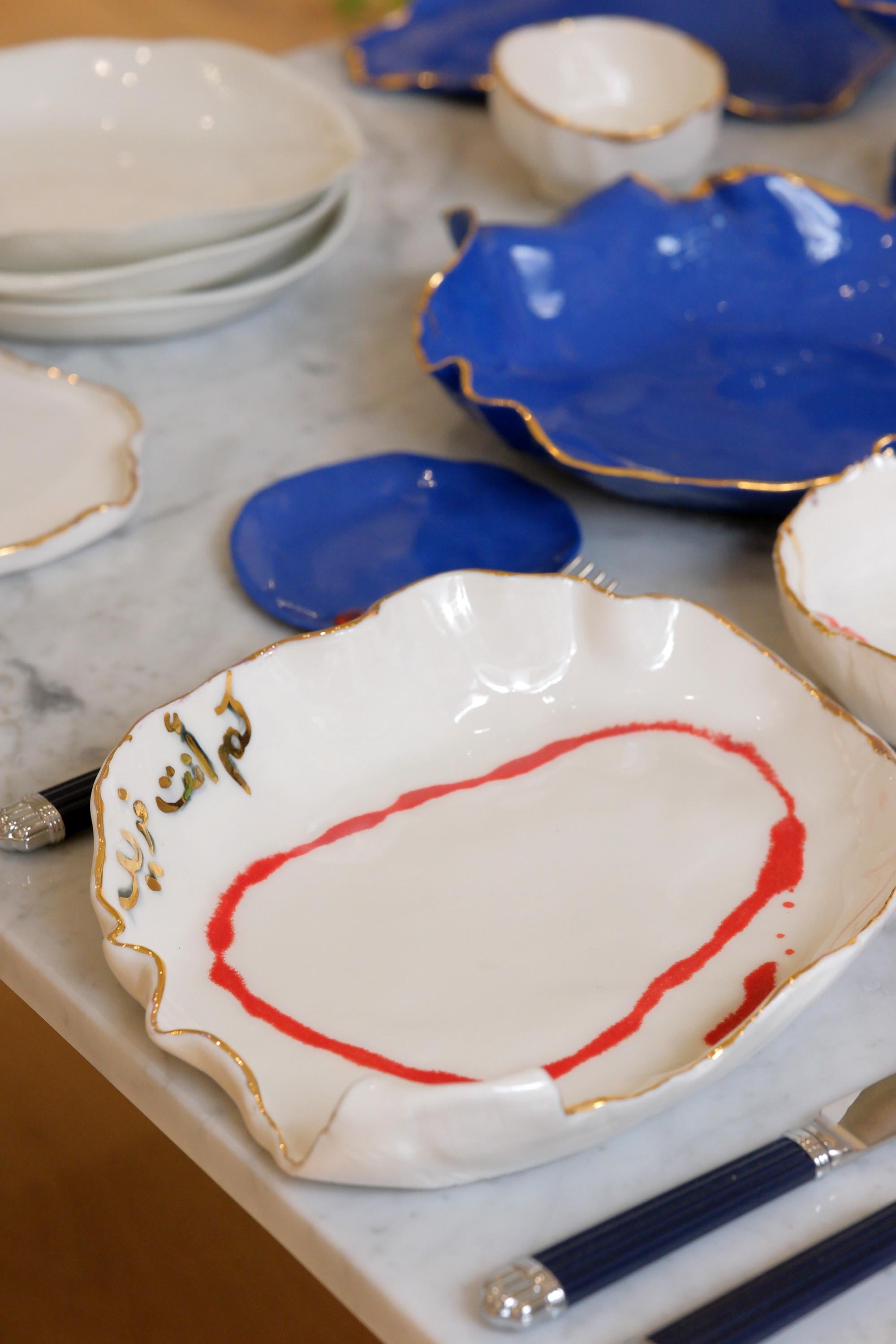 Plat de service en porcelaine blanche avec calligraphie de Hania Jneid Neuf - En vente à BARCELONA, ES