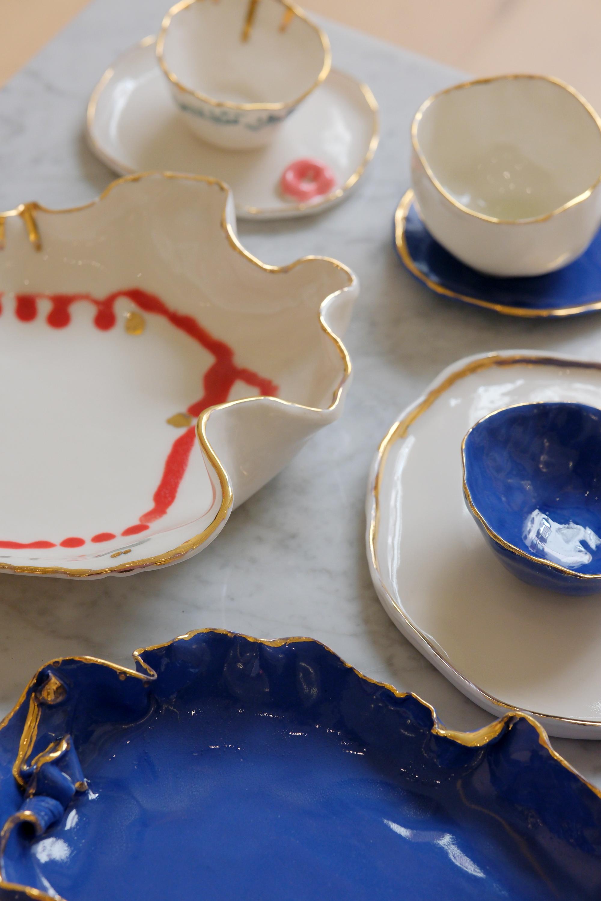 XXIe siècle et contemporain Plat de service en porcelaine blanche avec calligraphie de Hania Jneid en vente