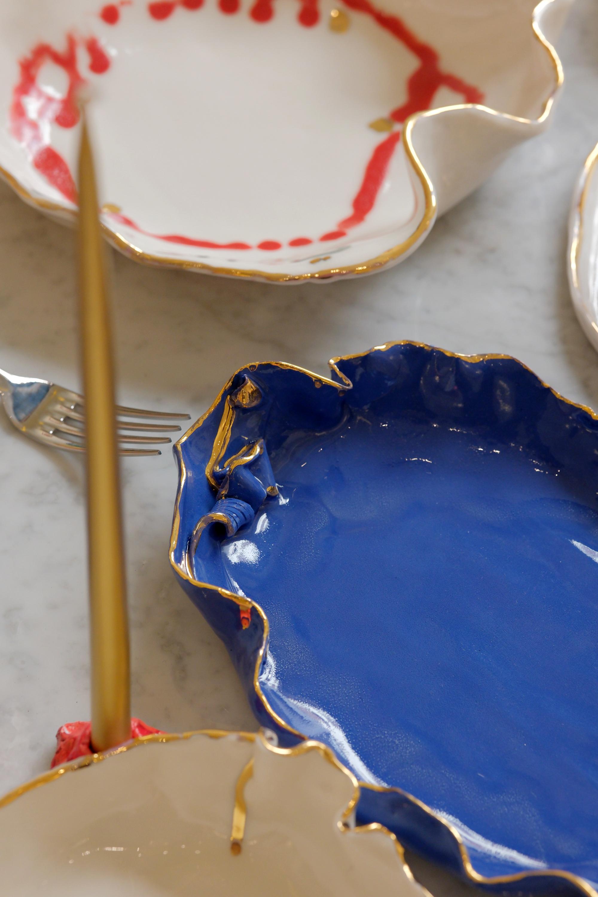Porcelaine Plat de service en porcelaine blanche avec calligraphie de Hania Jneid en vente