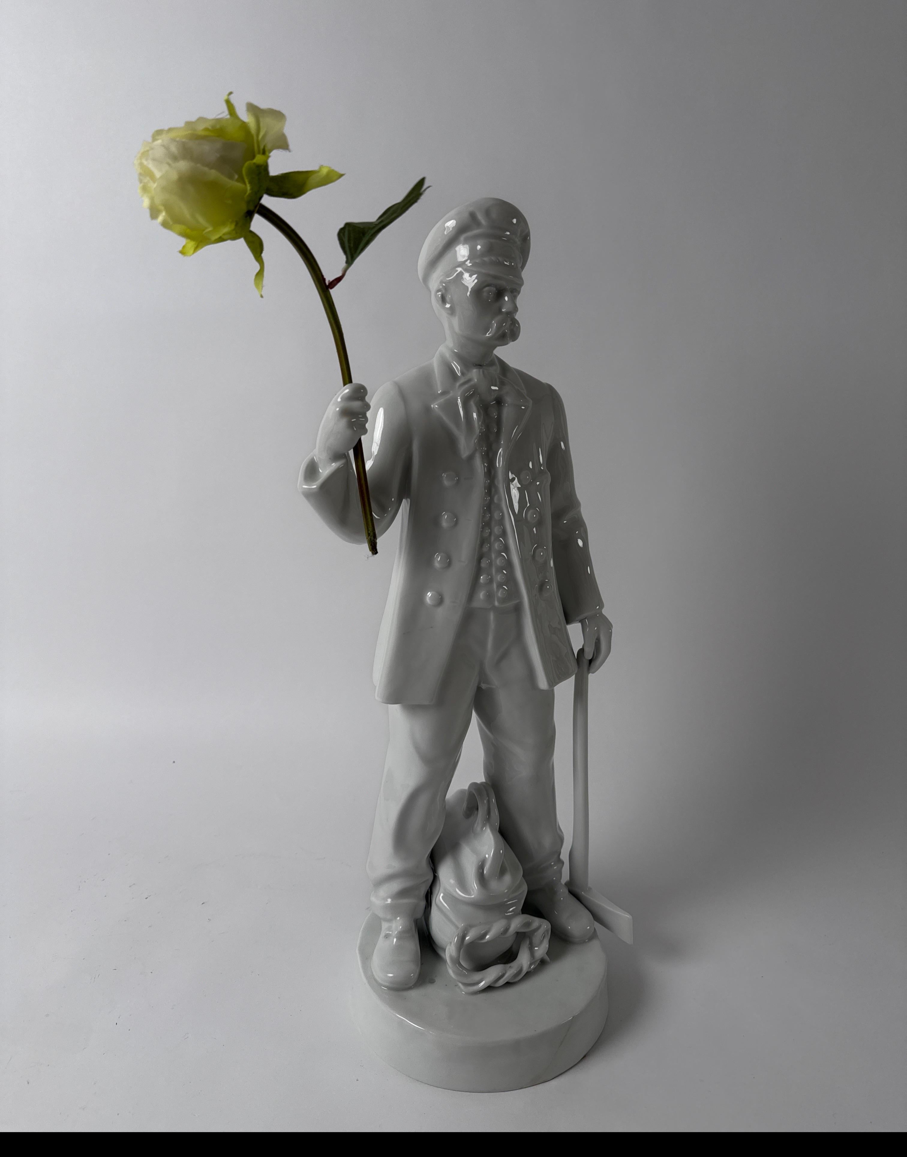 Statue d'un révolutionnaire avec un dispositif pour un drapeau ou une fleur en vente 2