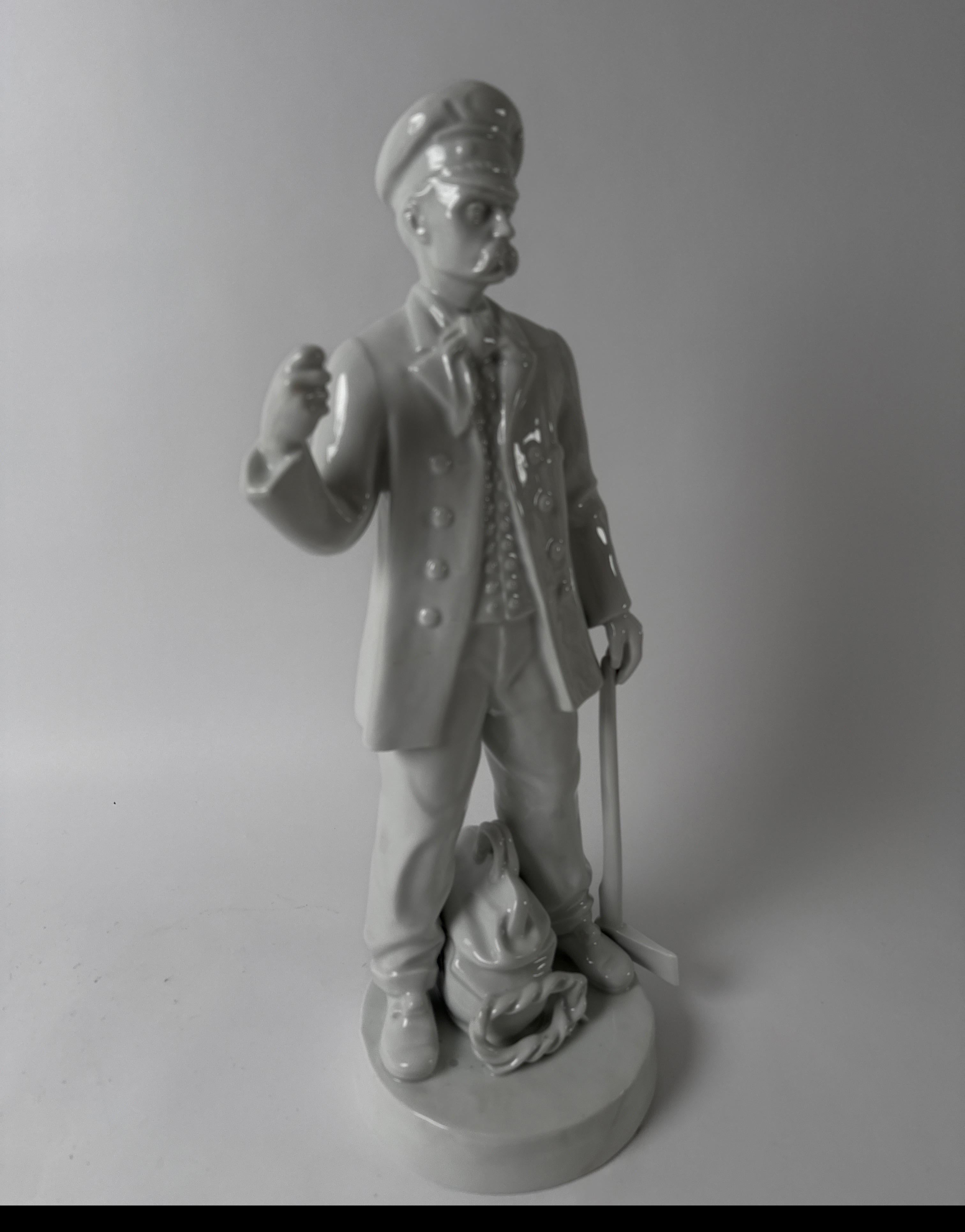 Statue d'un révolutionnaire avec un dispositif pour un drapeau ou une fleur en vente 3