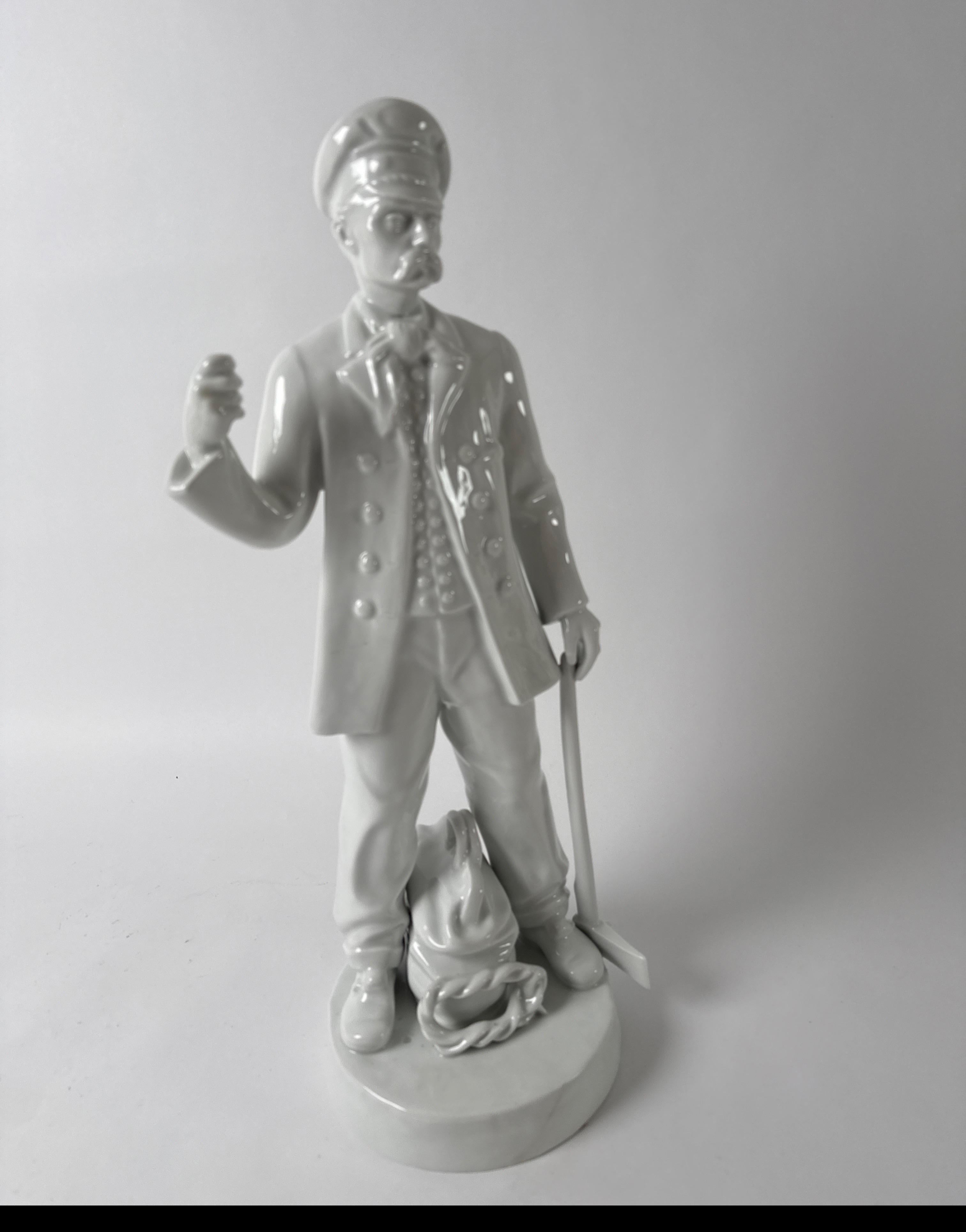 Statue d'un révolutionnaire avec un dispositif pour un drapeau ou une fleur en vente 4