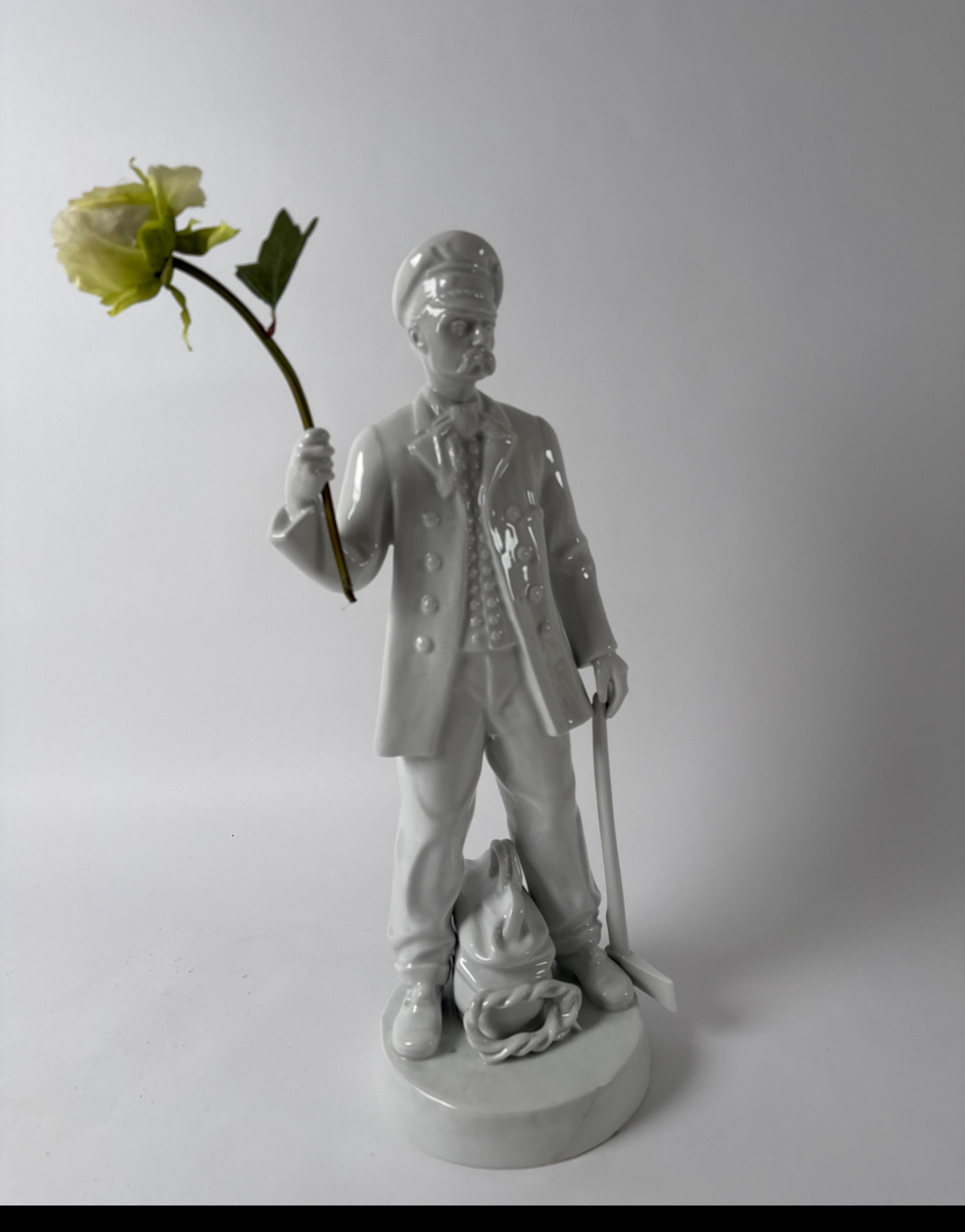 Statue d'un révolutionnaire avec un dispositif pour un drapeau ou une fleur en vente 5