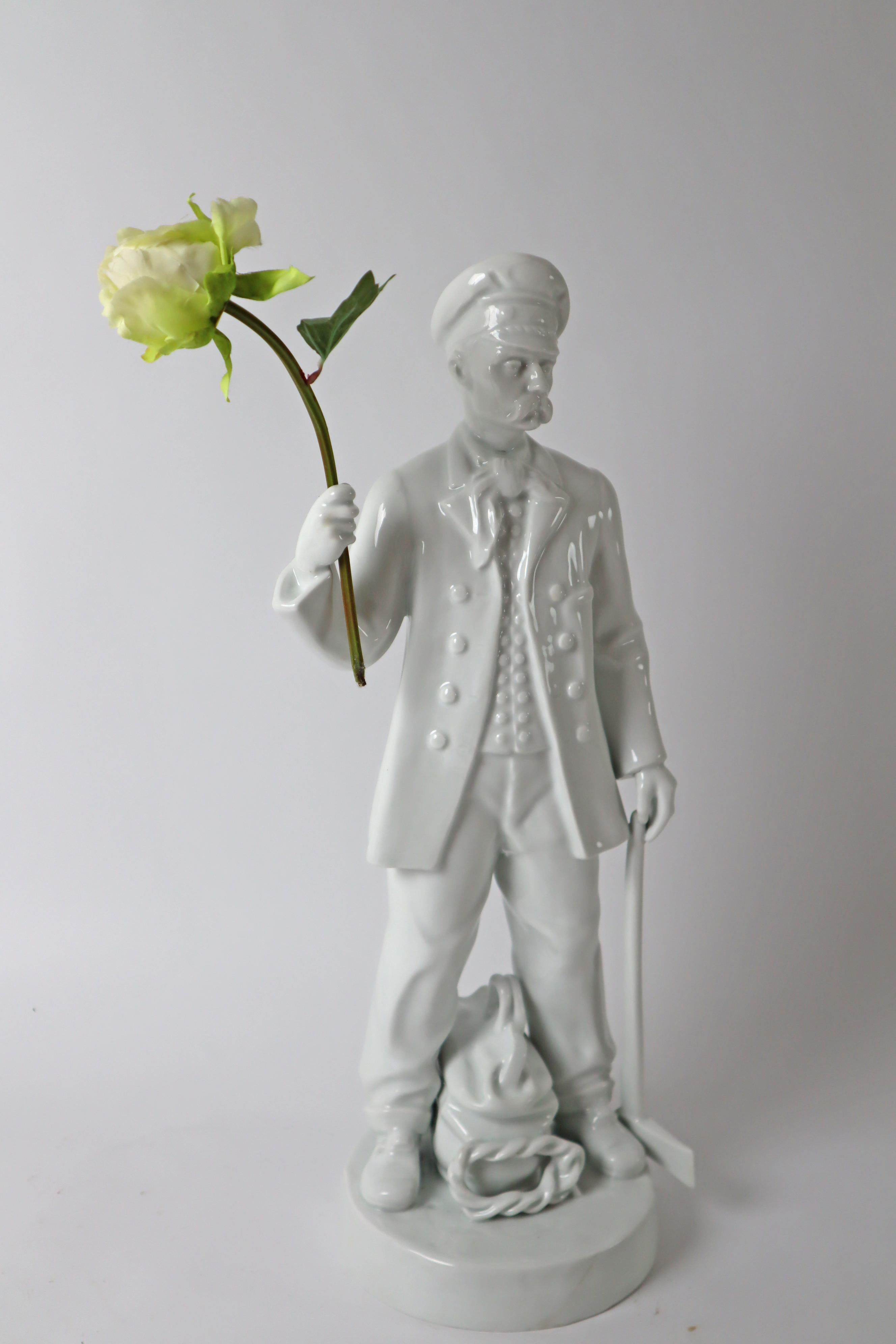 Statue d'un révolutionnaire avec un dispositif pour un drapeau ou une fleur en vente 7