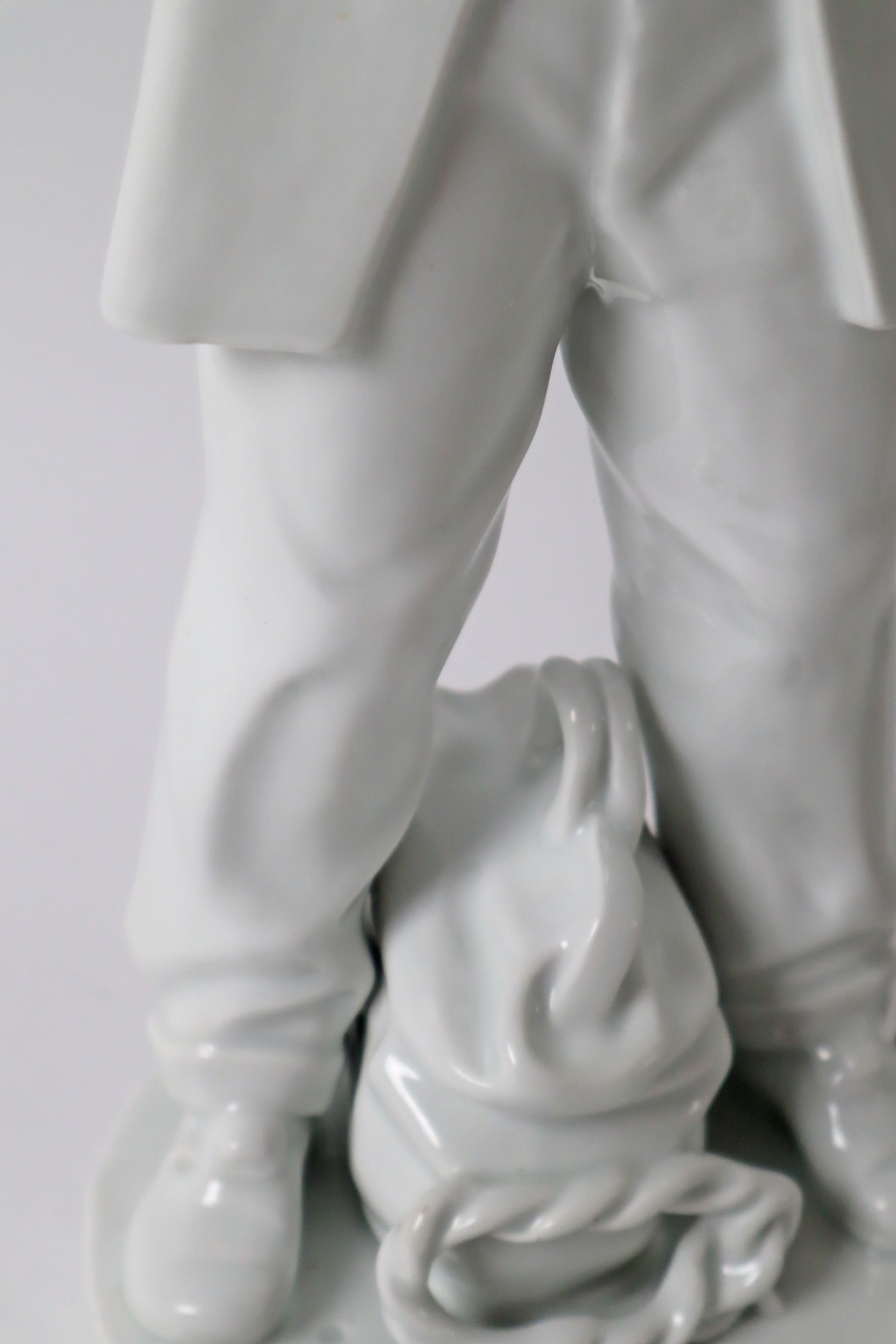 Statue d'un révolutionnaire avec un dispositif pour un drapeau ou une fleur en vente 9