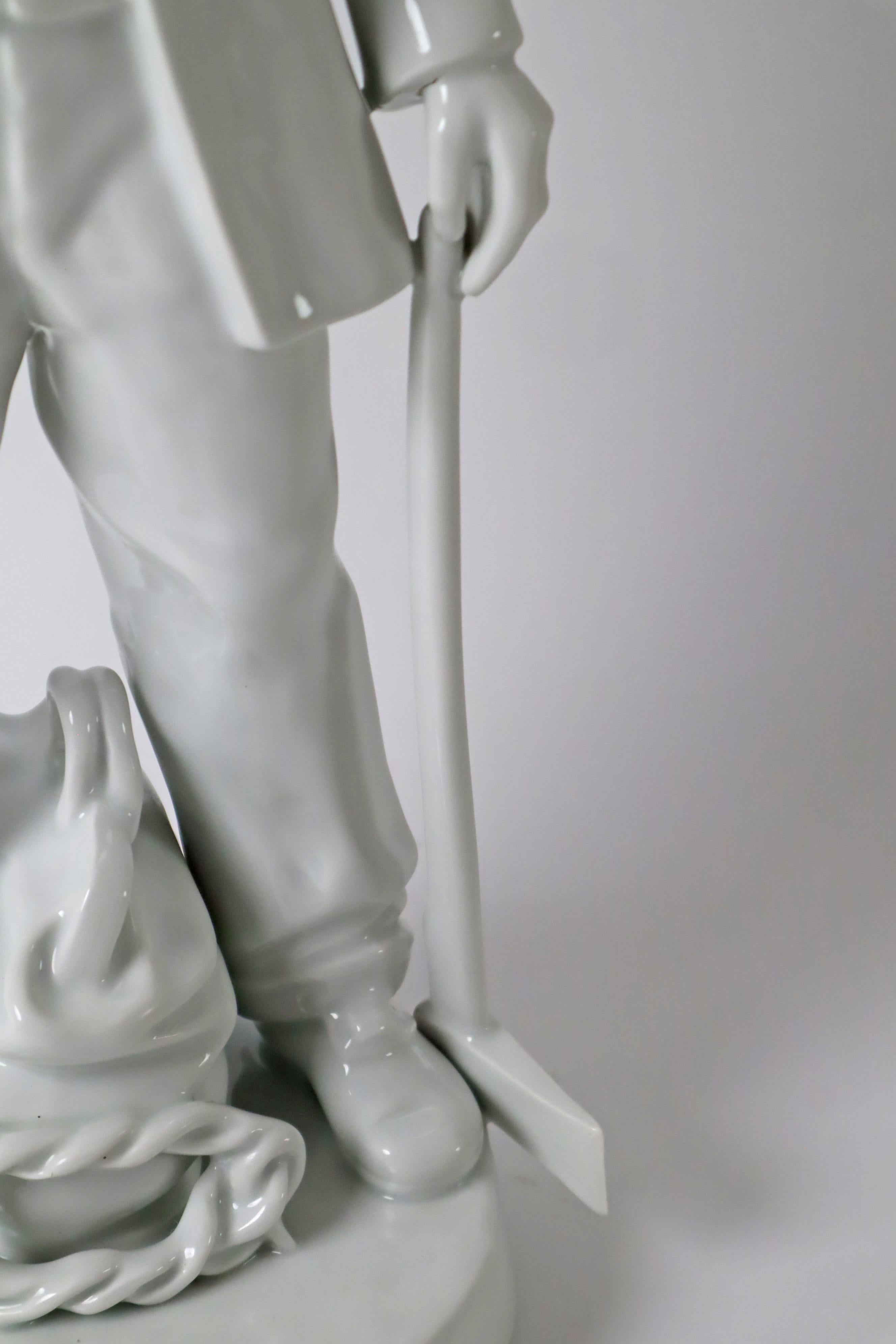 Statue d'un révolutionnaire avec un dispositif pour un drapeau ou une fleur en vente 10