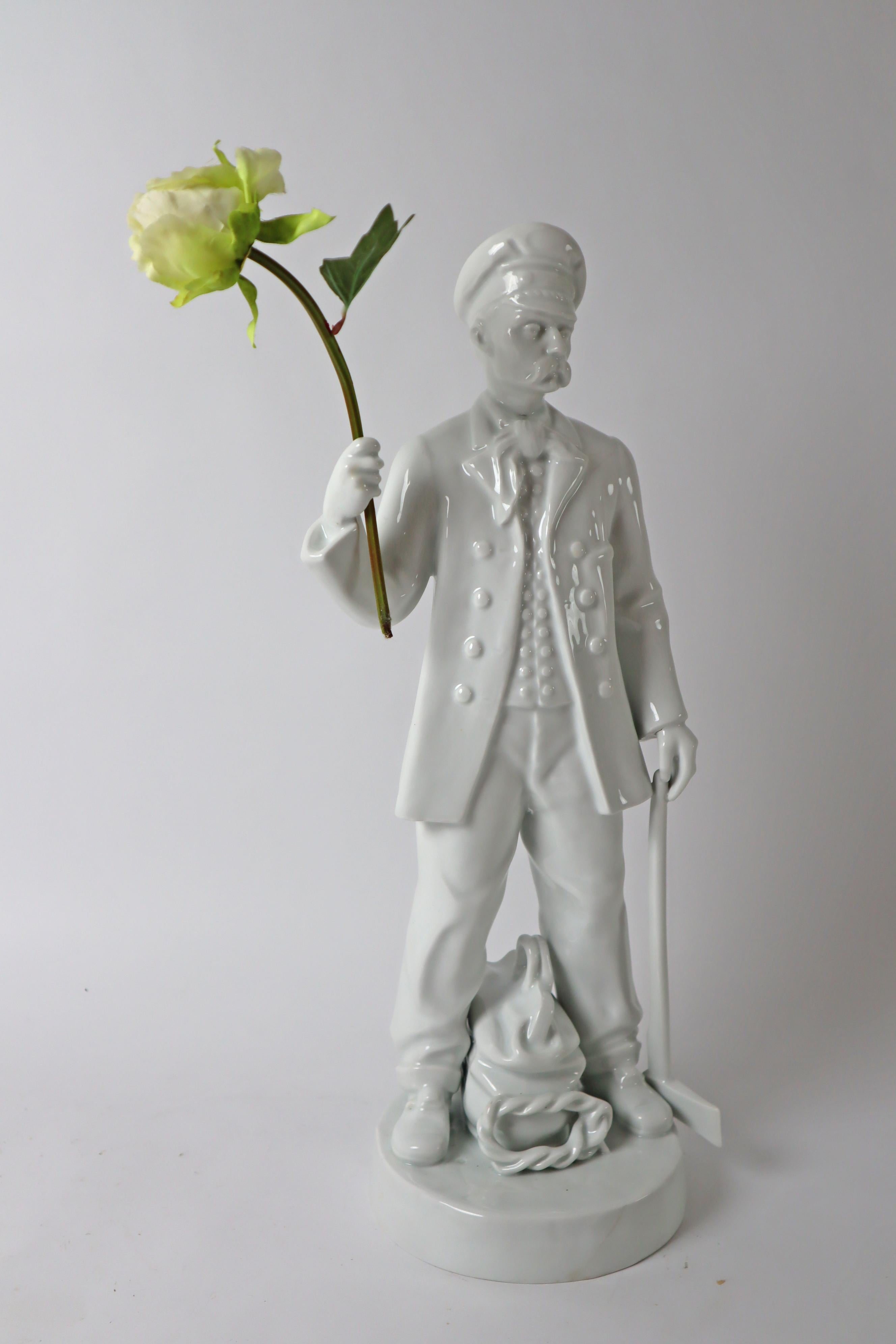 Statue d'un révolutionnaire avec un dispositif pour un drapeau ou une fleur en vente 11