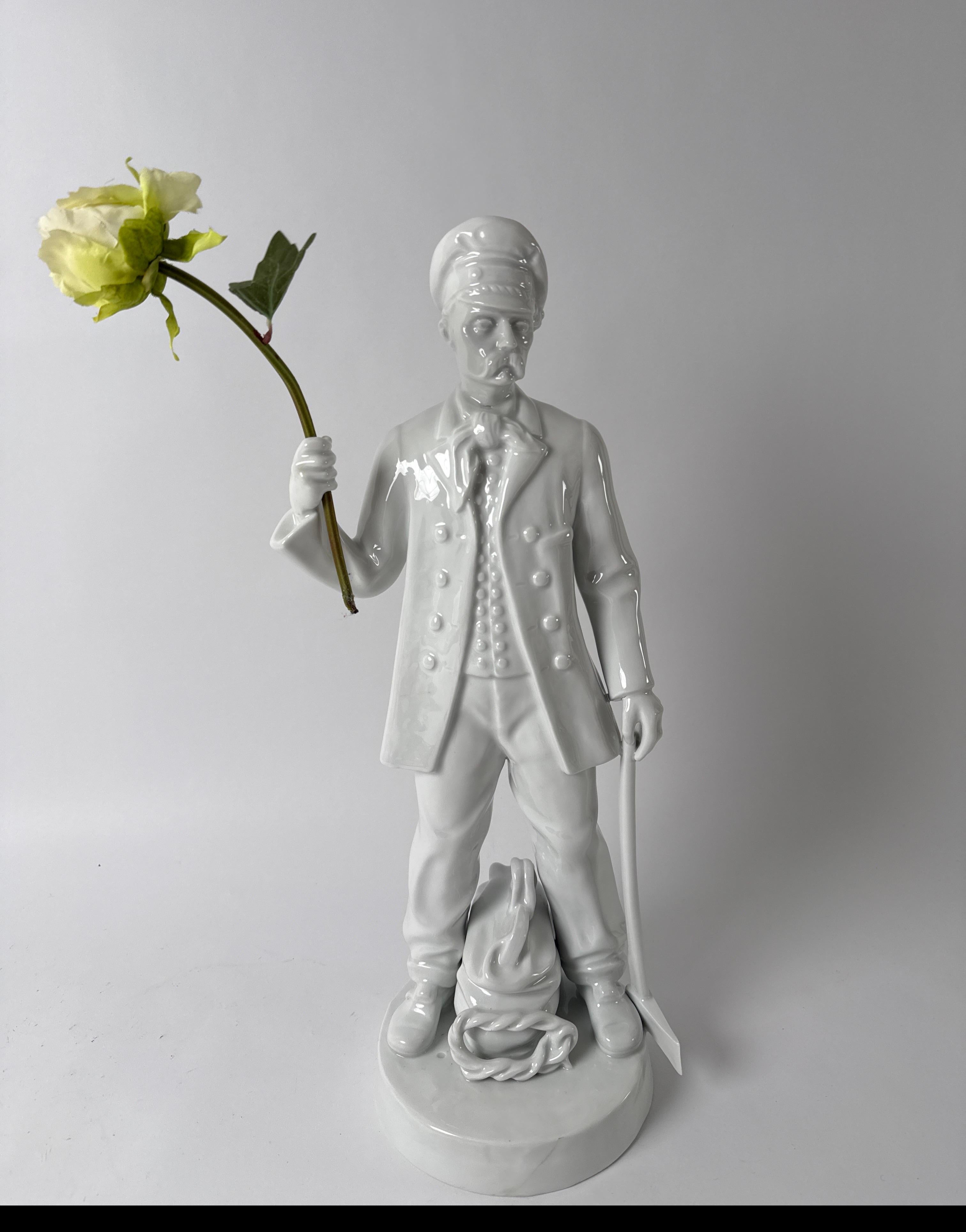 Statue en porcelaine de taille exceptionnelle de l'artiste Neukam, produite en très petite série pour Alka Porcelain en Allemagne. Ce révolutionnaire se dresse fièrement sur son socle en porcelaine, la main est munie d'un dispositif où l'on peut
