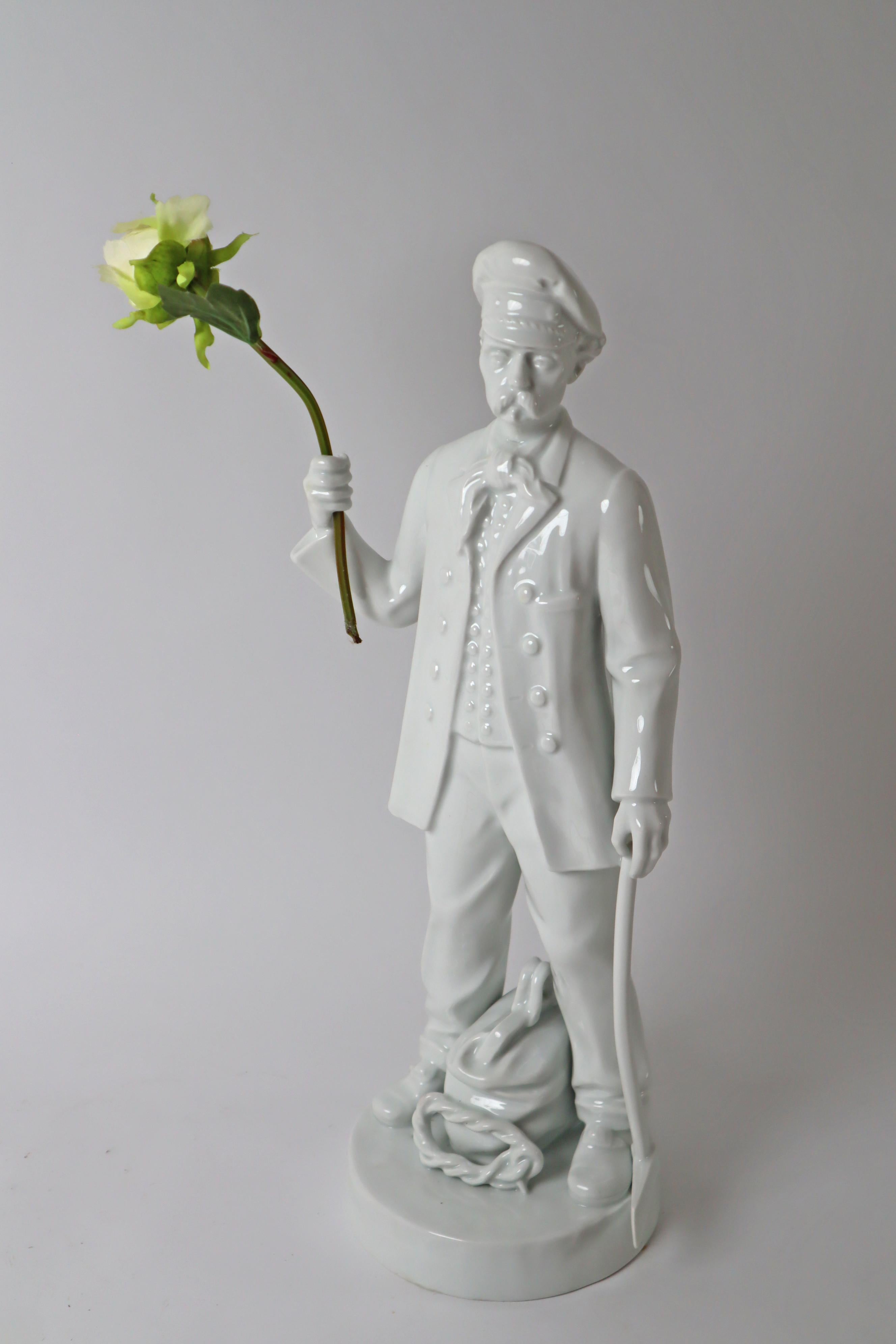 Statue d'un révolutionnaire avec un dispositif pour un drapeau ou une fleur en vente 12