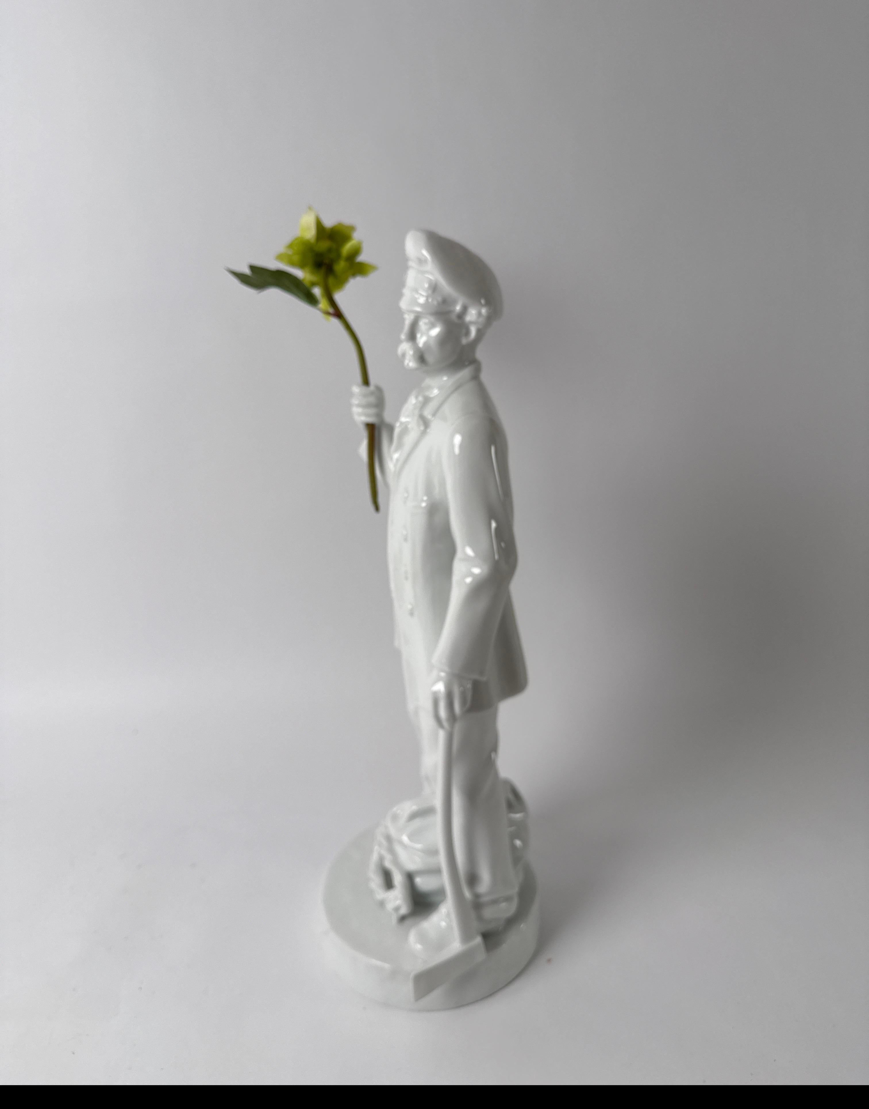 Statue d'un révolutionnaire avec un dispositif pour un drapeau ou une fleur Excellent état - En vente à Hannover, DE