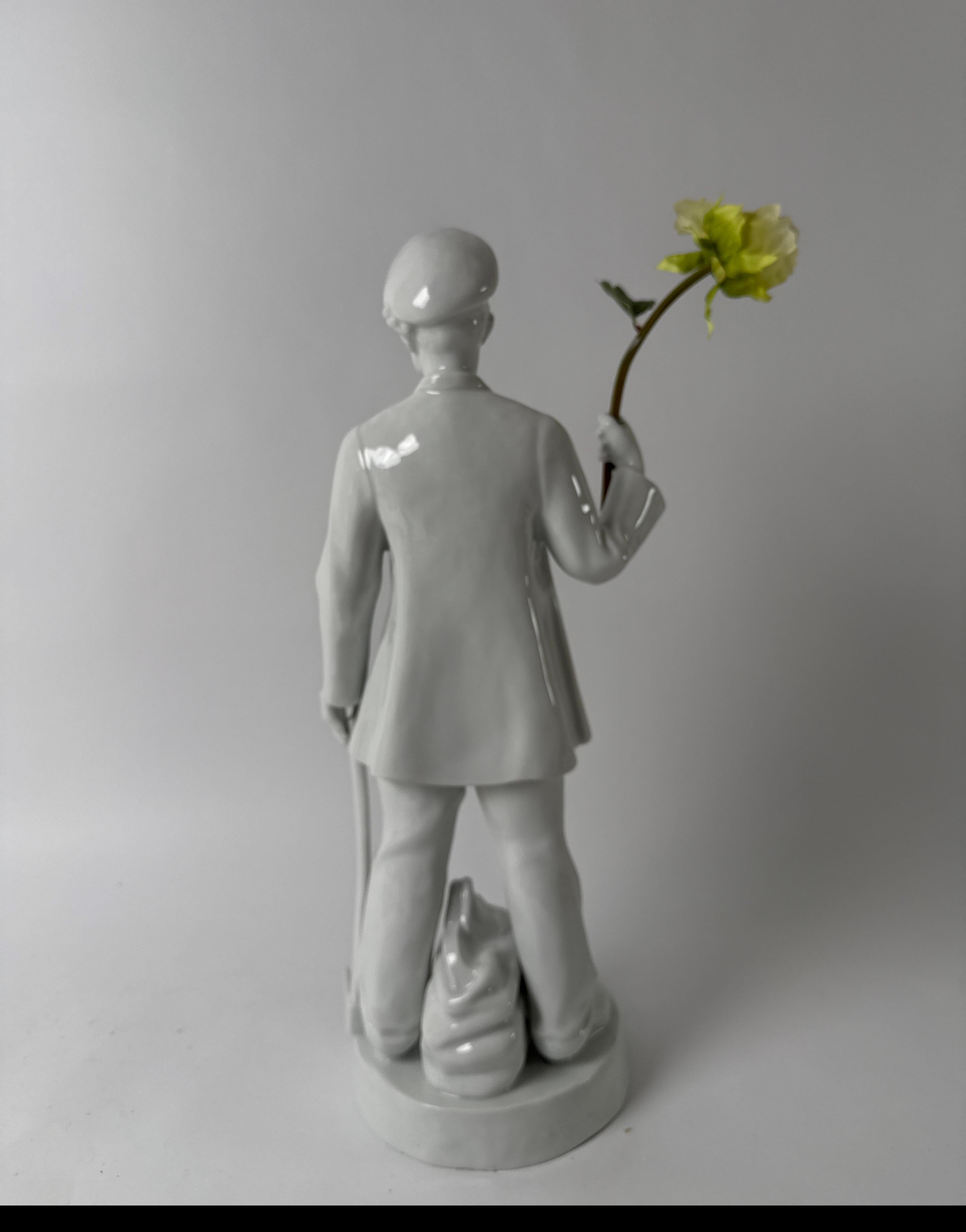 Milieu du XXe siècle Statue d'un révolutionnaire avec un dispositif pour un drapeau ou une fleur en vente