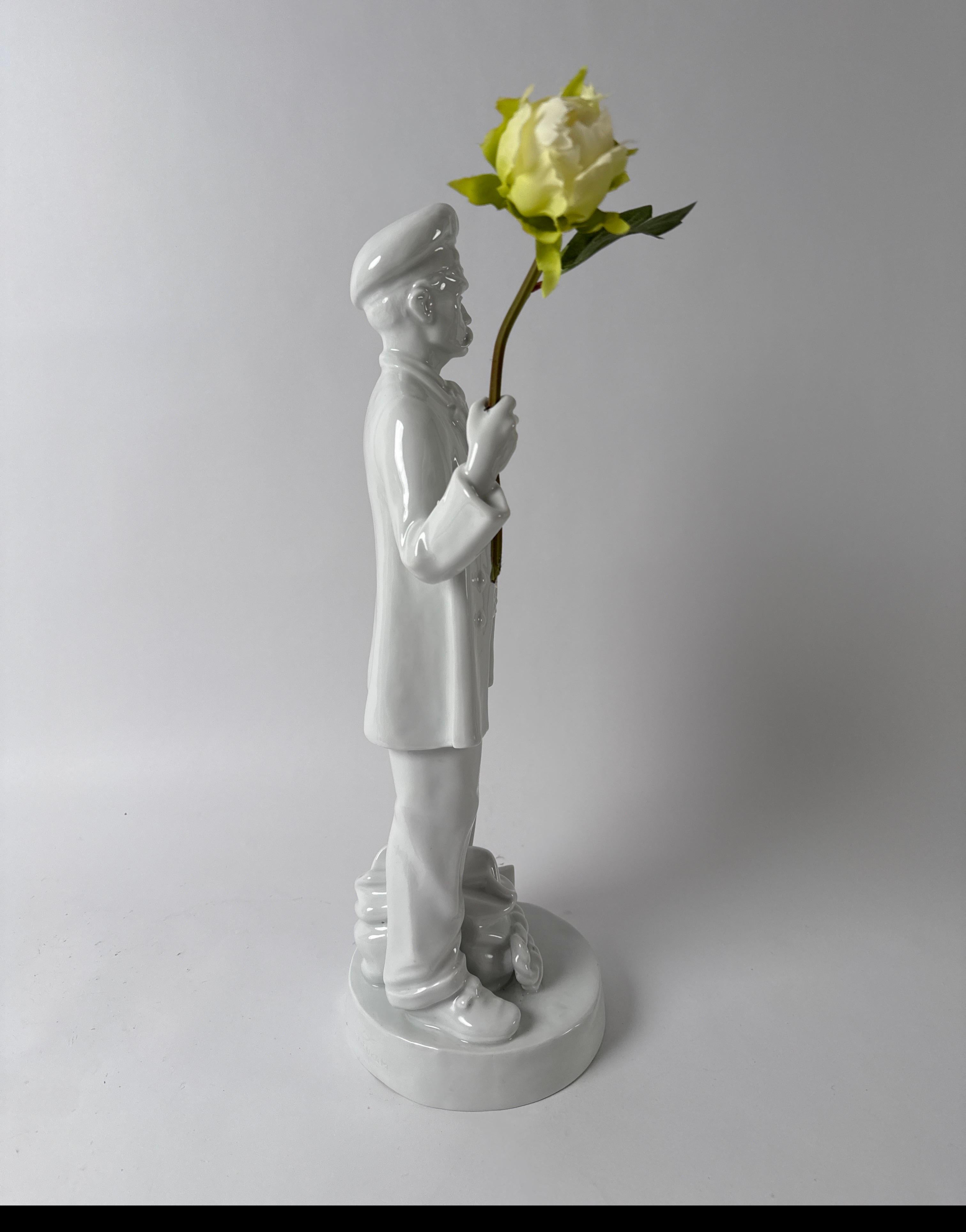 Porcelaine Statue d'un révolutionnaire avec un dispositif pour un drapeau ou une fleur en vente