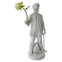 Statue d'un révolutionnaire avec un dispositif pour un drapeau ou une fleur