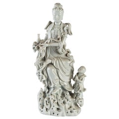 Statuette en porcelaine blanche d'une divinité et de son enfant