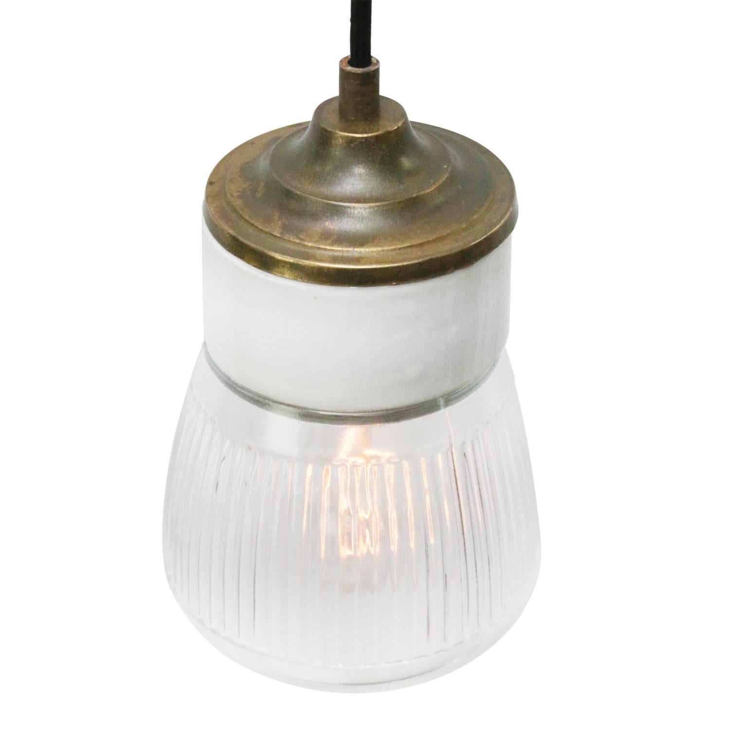 Industriel Lampes à suspension industrielles vintage en laiton avec verre transparent et porcelaine blanche rayée en vente