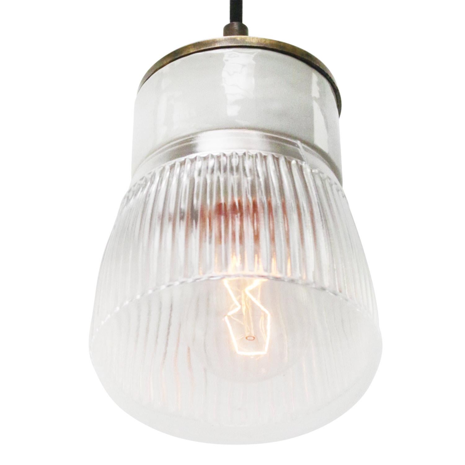 Néerlandais Lampes à suspension industrielles vintage en laiton avec verre transparent et porcelaine blanche rayée en vente