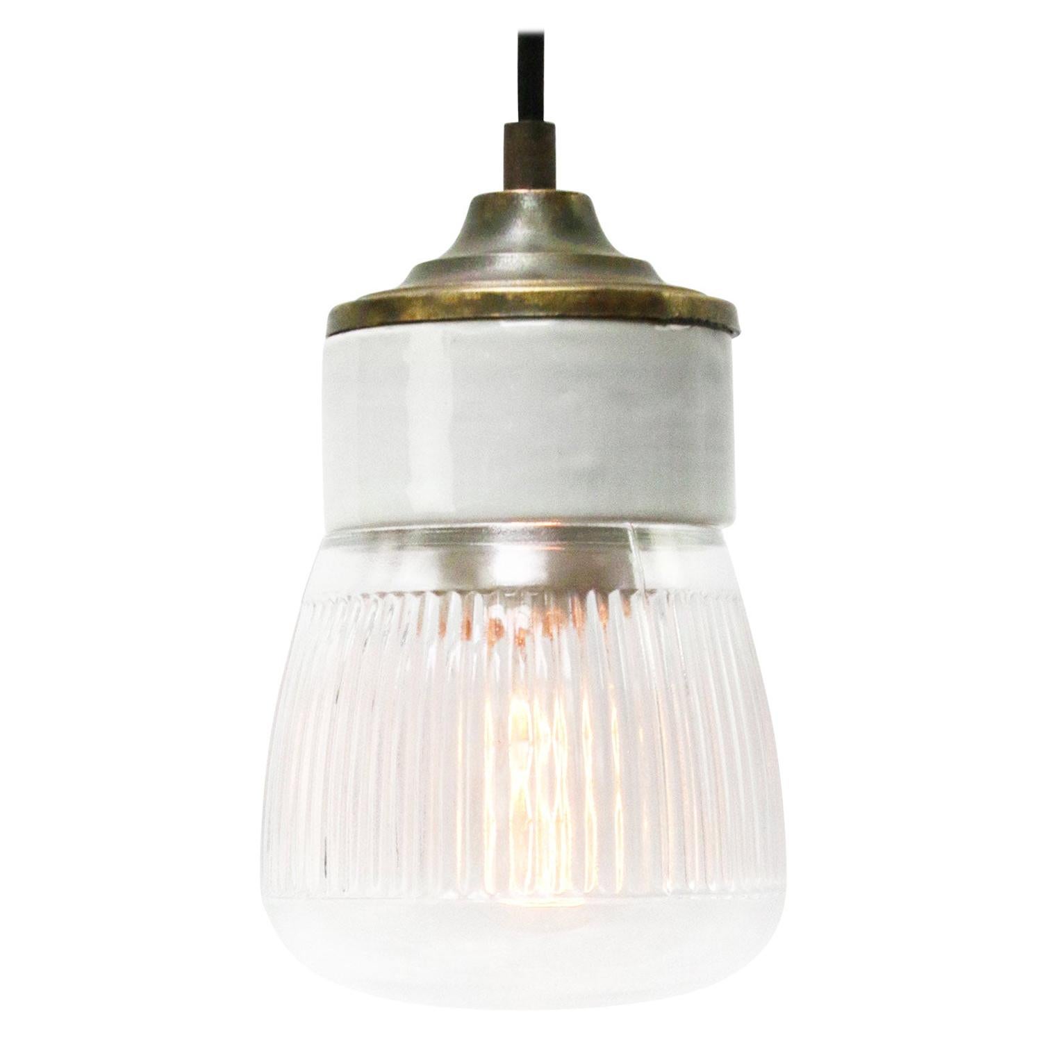Lampes à suspension industrielles vintage en laiton avec verre transparent et porcelaine blanche rayée en vente