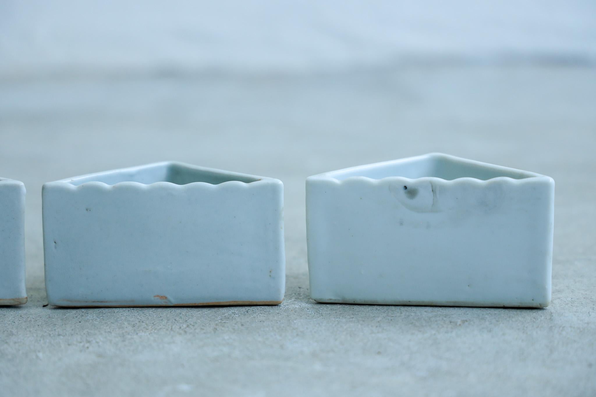White porcelain triangular container, ceramic, japanese antique For Sale 3