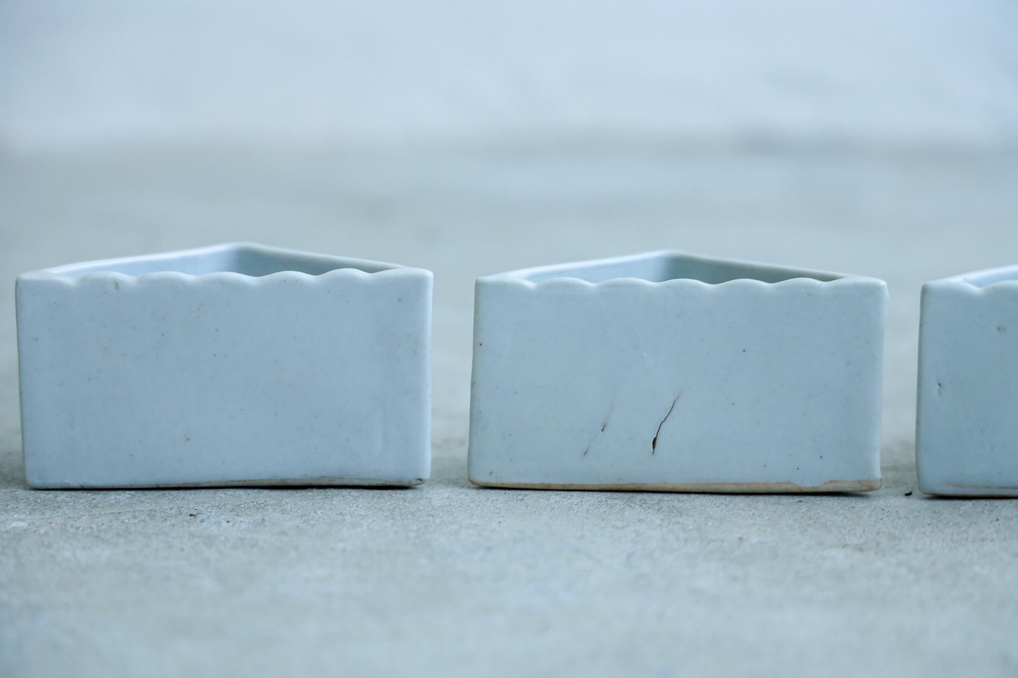 White porcelain triangular container, ceramic, japanese antique For Sale 4