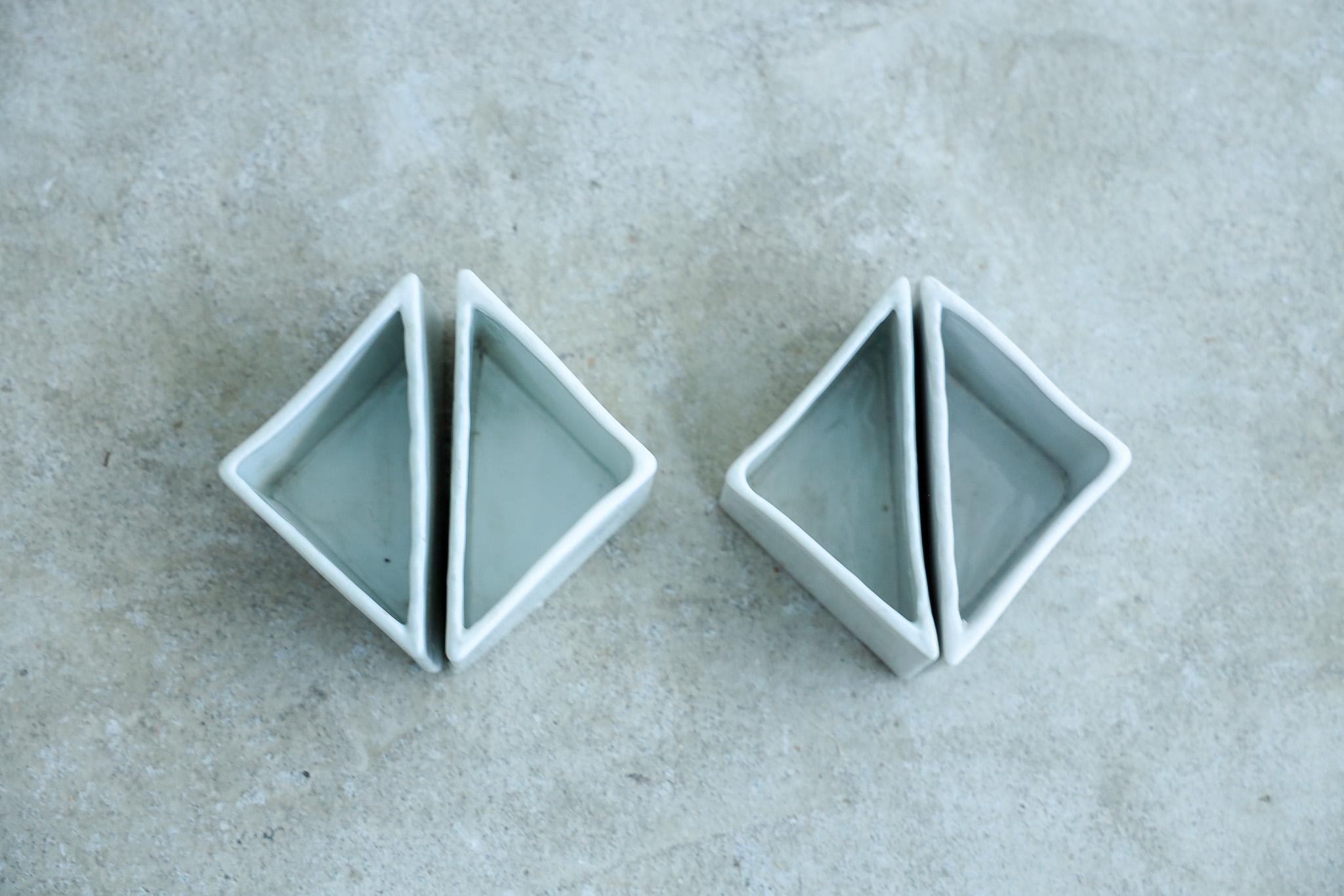 White porcelain triangular container, ceramic, japanese antique In Good Condition For Sale In Katori-Shi, 12