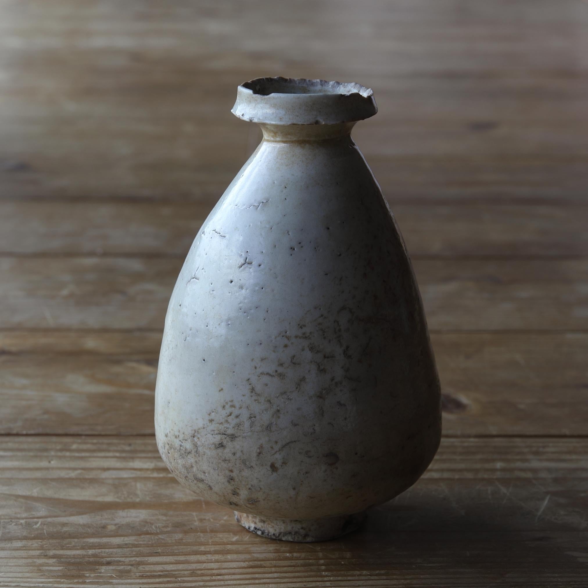 This product is a white porcelain bottle from the Joseon Dynasty. People in those days used bottles like this to make soap from waste oil.

With use, the porcelain frayed and curled up again, and the worm-eaten mouth and the oil-stained scenery