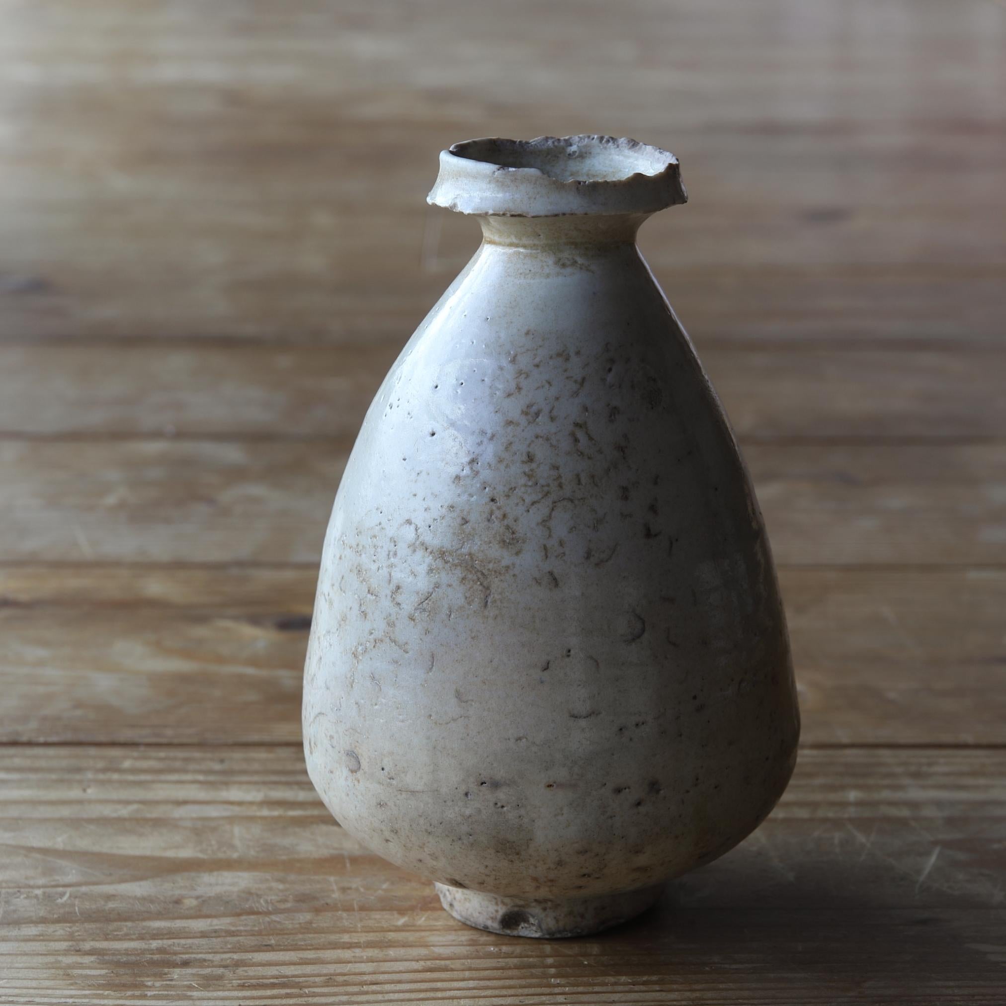 White Porcelain Vase / 17th Century / Korean Antiques / Joseon Dynasty In Fair Condition For Sale In Kyoto-shi, Kyoto