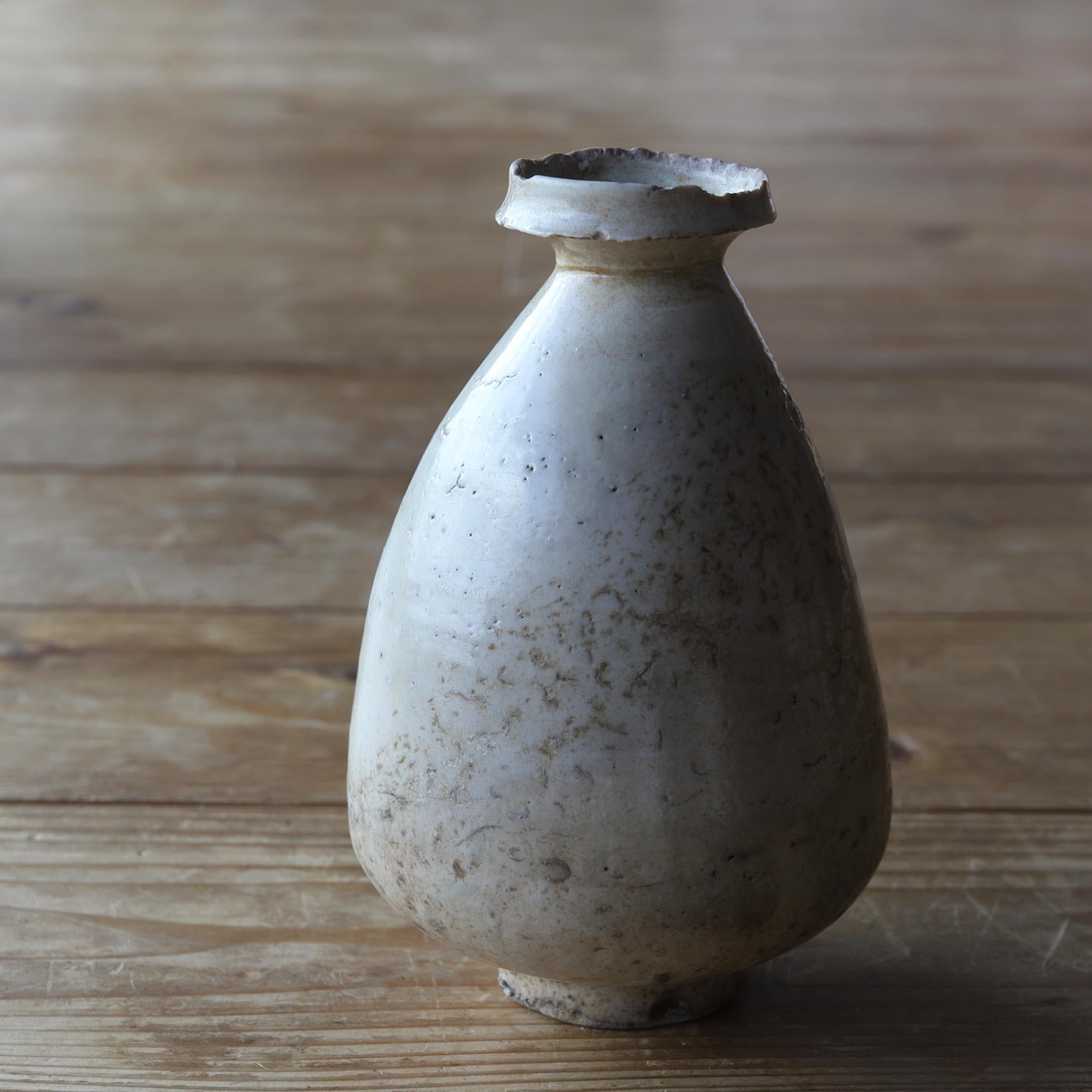 White Porcelain Vase / 17th Century / Korean Antiques / Joseon Dynasty For Sale 3
