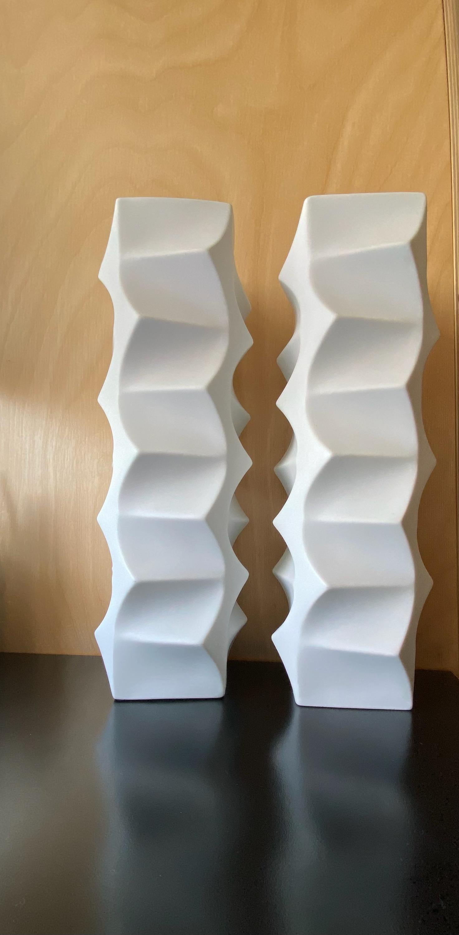 Vaso in porcellana bianca di Heinrich Fuchs per Hutschenreuther.

Informazioni aggiuntive:
Materiali: Porcellana
Documentazione: Firmato
Origine: Germania
Periodo: 1950-1979
Condizioni: Eccellente.
Data di creazione: c. 1960
Stili / Movimenti: