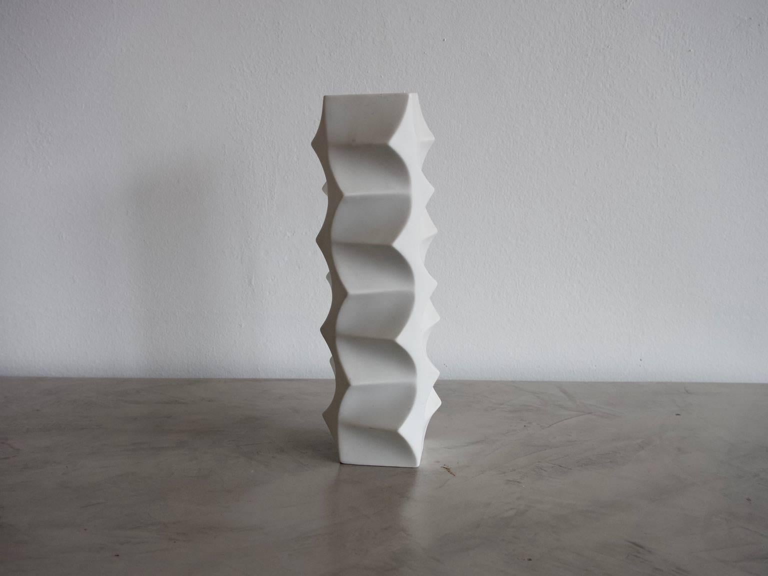 Grand vase sculptural en porcelaine biscuit blanche datant des années 1970. Finition mate en relief. Fabriqué et estampillé par Lorenz Hutschen Reuther, Allemagne.
