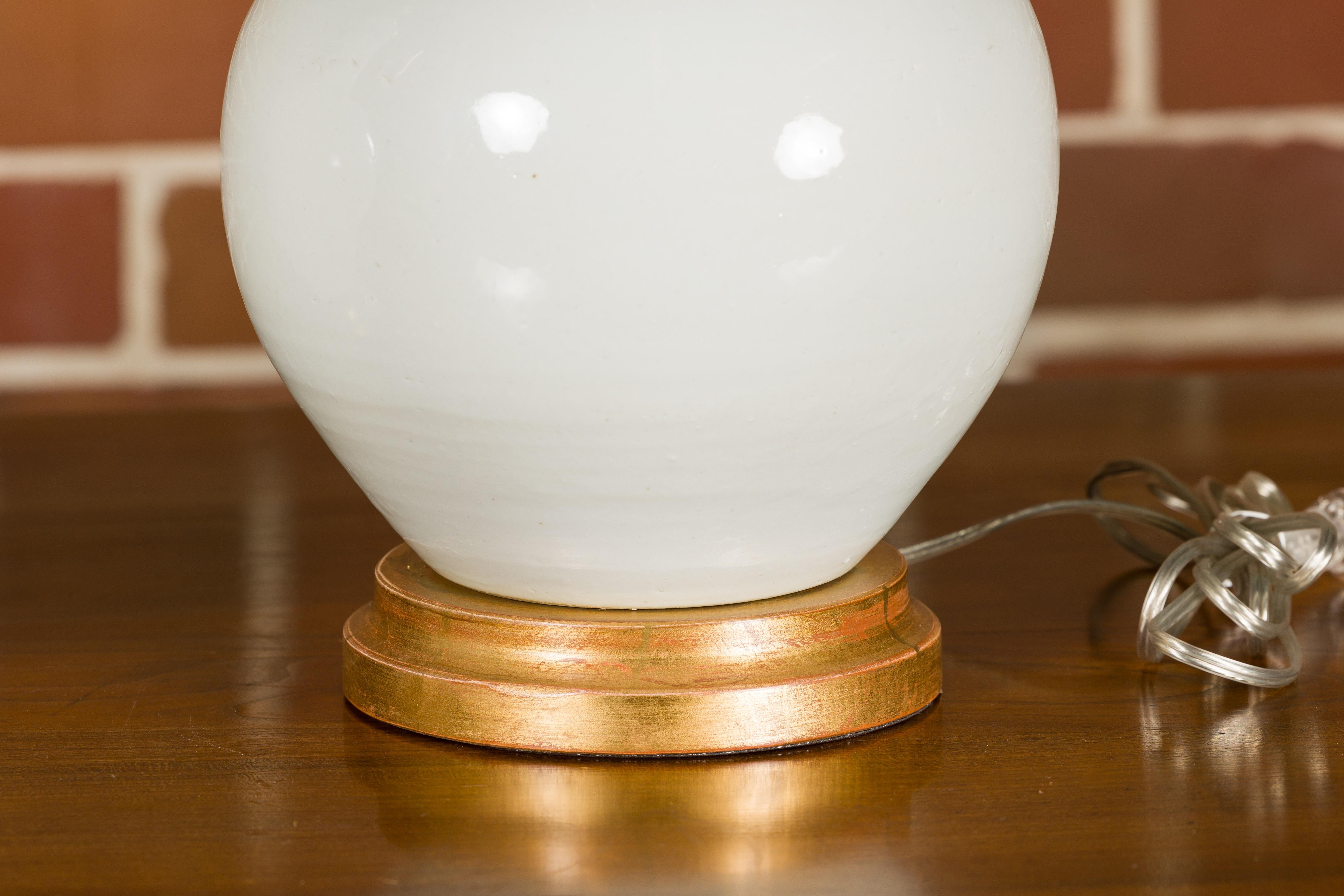 Paire de vases en porcelaine blanche transformés en lampes de table câblées sur bases en bois doré en vente 6