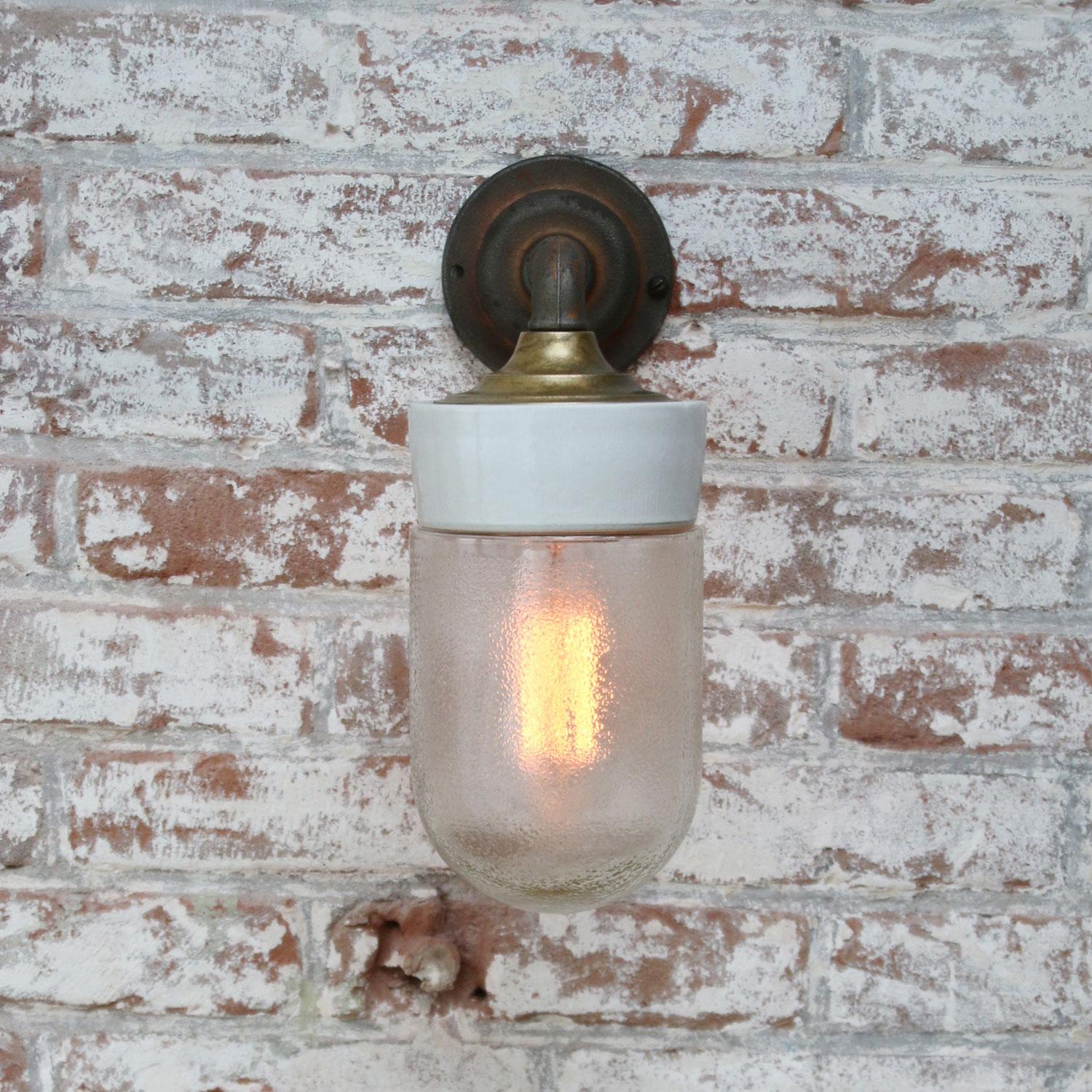 Porcelain Industrial wall lamp.
White porcelain, brass and cast iron
Frosted glass.
2 conductors, no ground.

Diameter cast iron wall piece 10 cm. 2 holes to secure.

Weight: 2.25 kg / 5 lb

Priced per individual item. All lamps have been