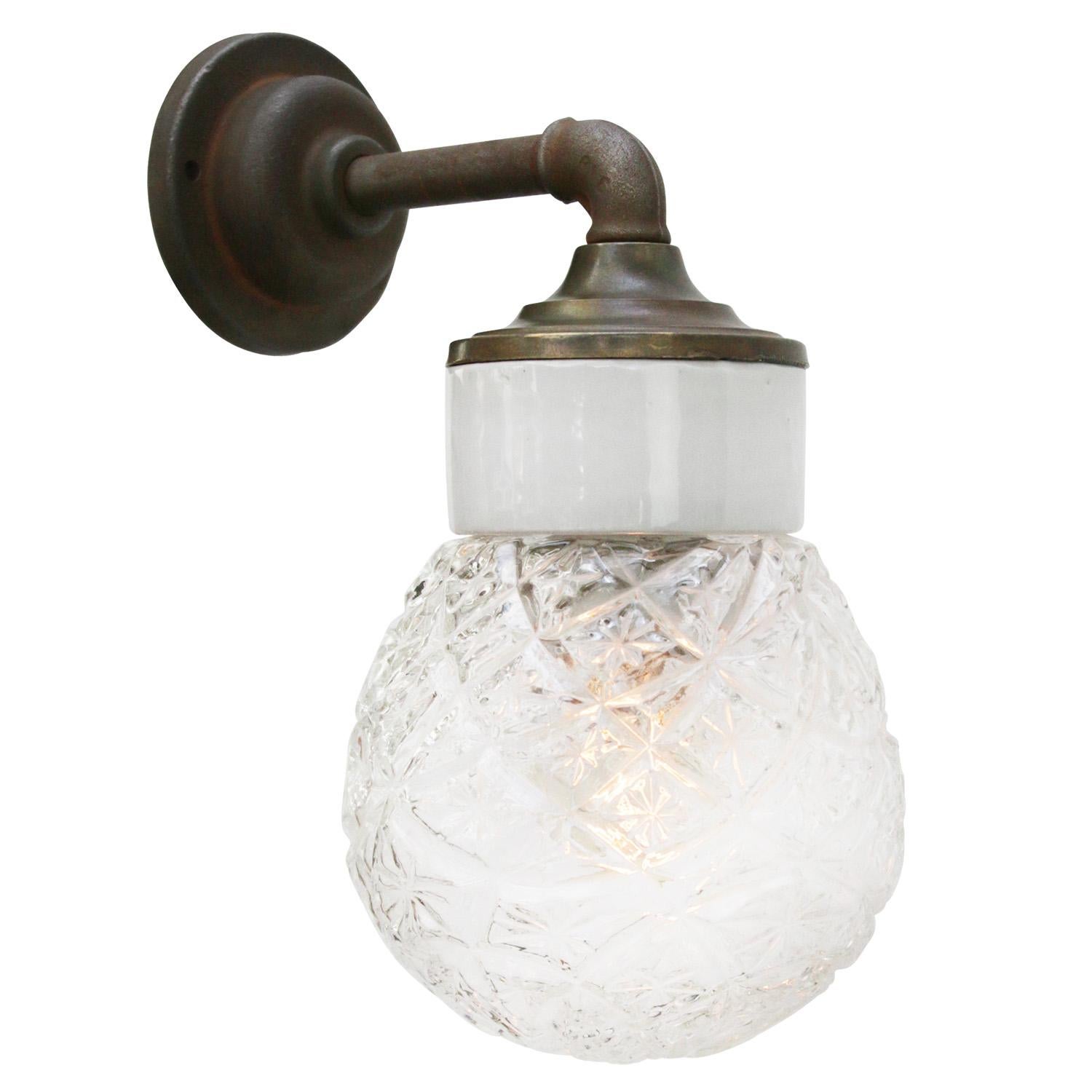 Porcelain industrial wall lamp.
White porcelain, cast iron, brass and clear glass.
2 conductors, no ground.

Diameter wall mount 10.5 cm / 4”.
2 holes to secure.

For use inside only

Measures: Weight: 2.05 kg / 4.5 lb

Priced per individual item.