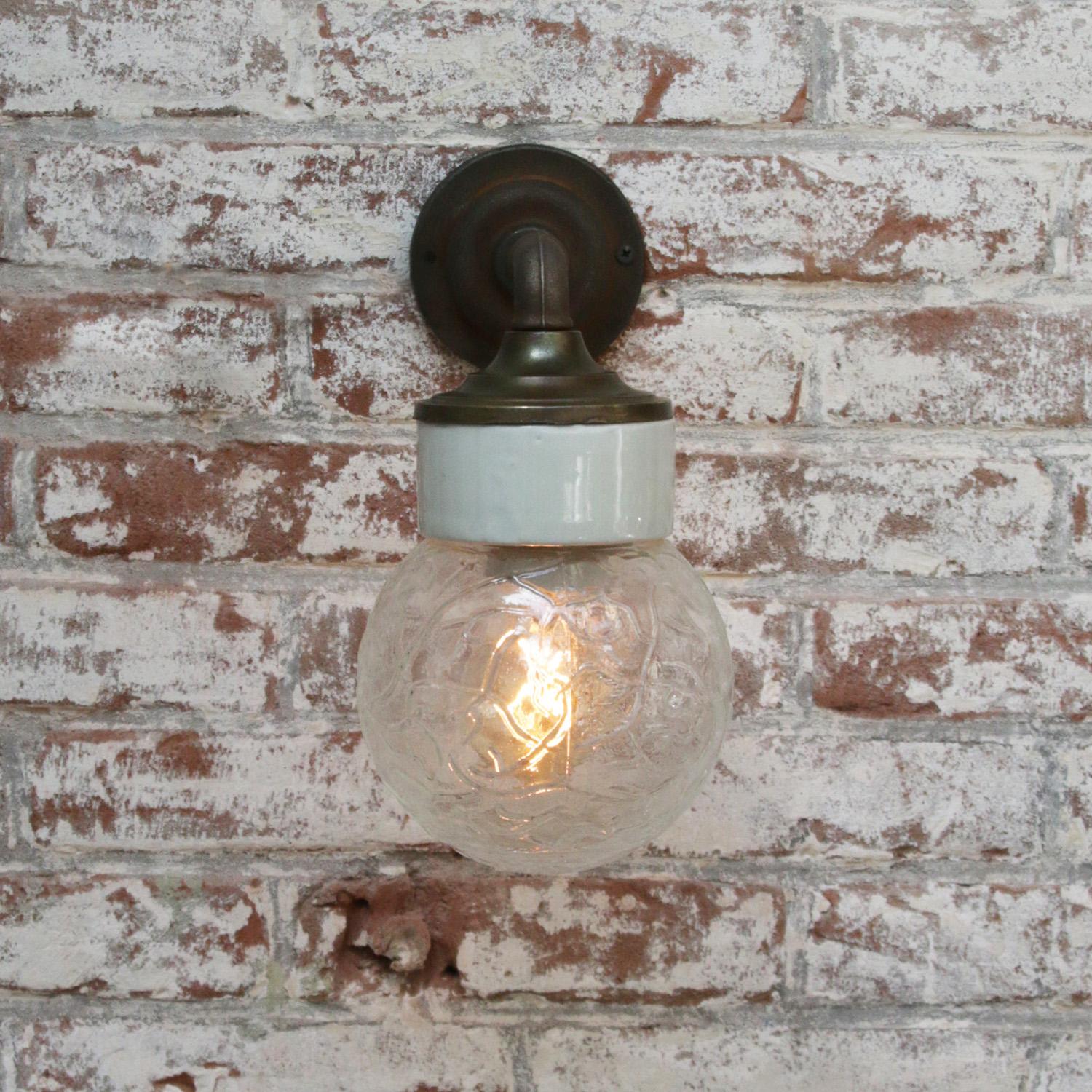 XX secolo Lampada da parete in ottone con vetro trasparente industriale vintage in porcellana bianca, lampade da parete in ottone in vendita
