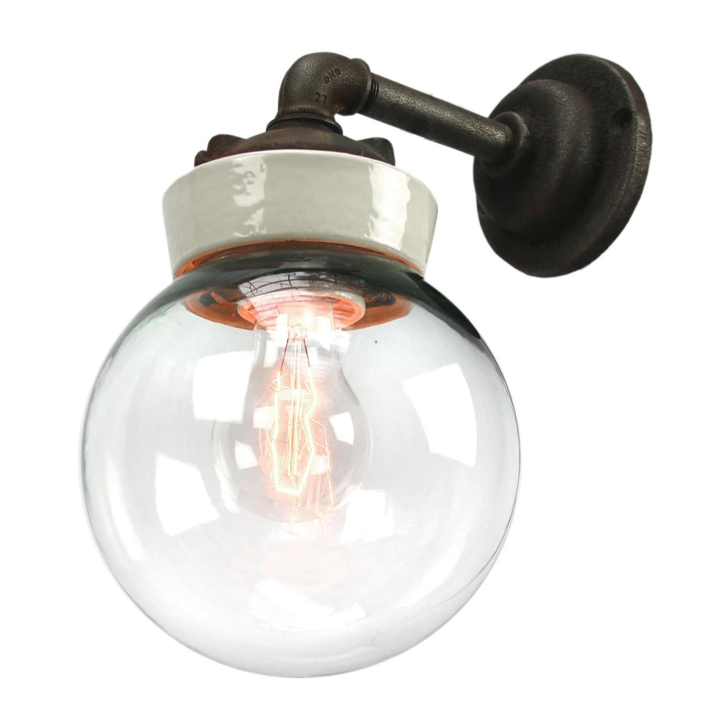 Vintage-Wandleuchter aus weißem Porzellan und industriellem Klarglas aus Gusseisen, Vintage (Industriell) im Angebot