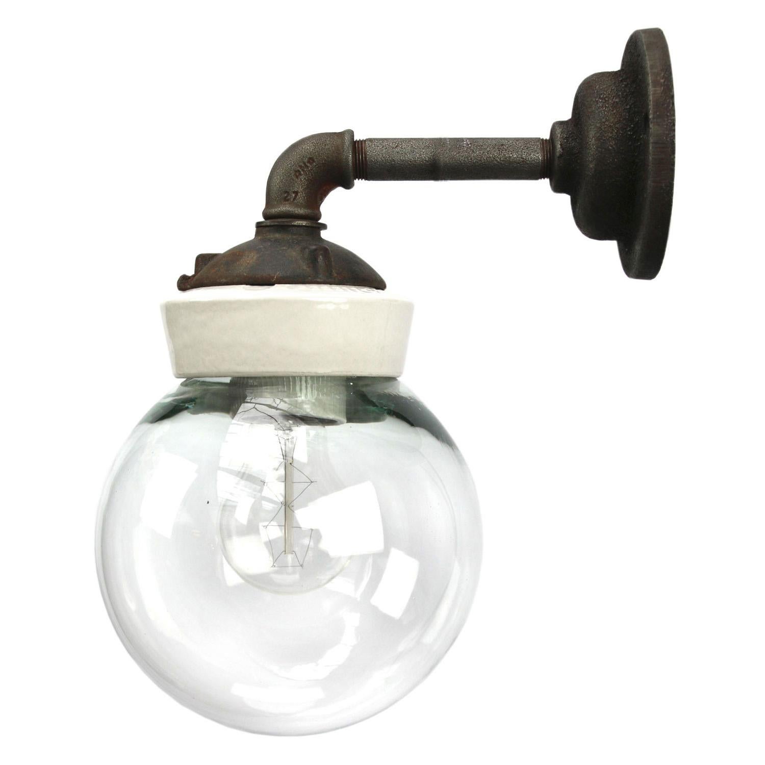 Vintage-Wandleuchter aus weißem Porzellan und industriellem Klarglas aus Gusseisen, Vintage (Niederländisch) im Angebot