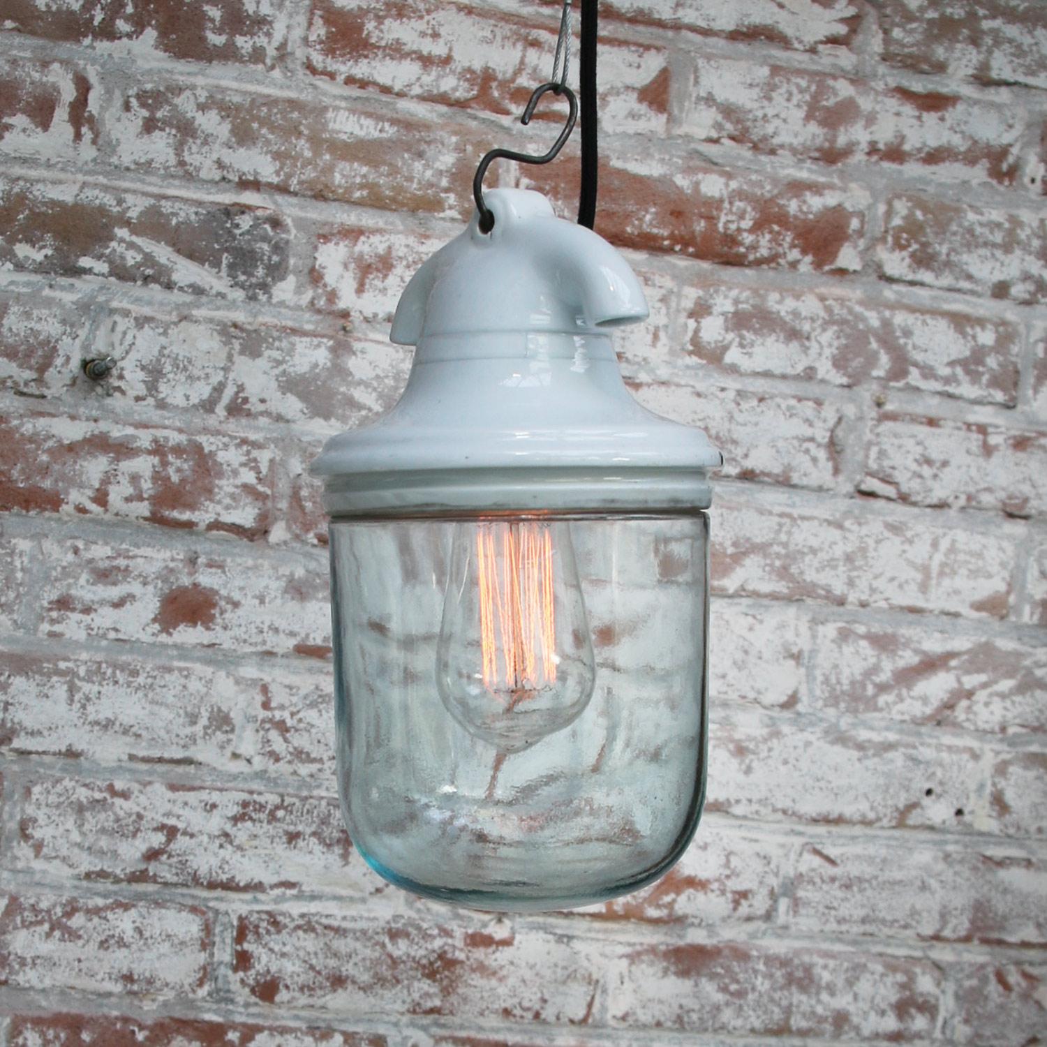 Français Lampe à suspension industrielle vintage en porcelaine blanche avec verre transparent en vente