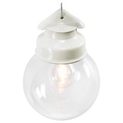 Luci a sospensione in porcellana bianca con vetro trasparente industriale d'epoca